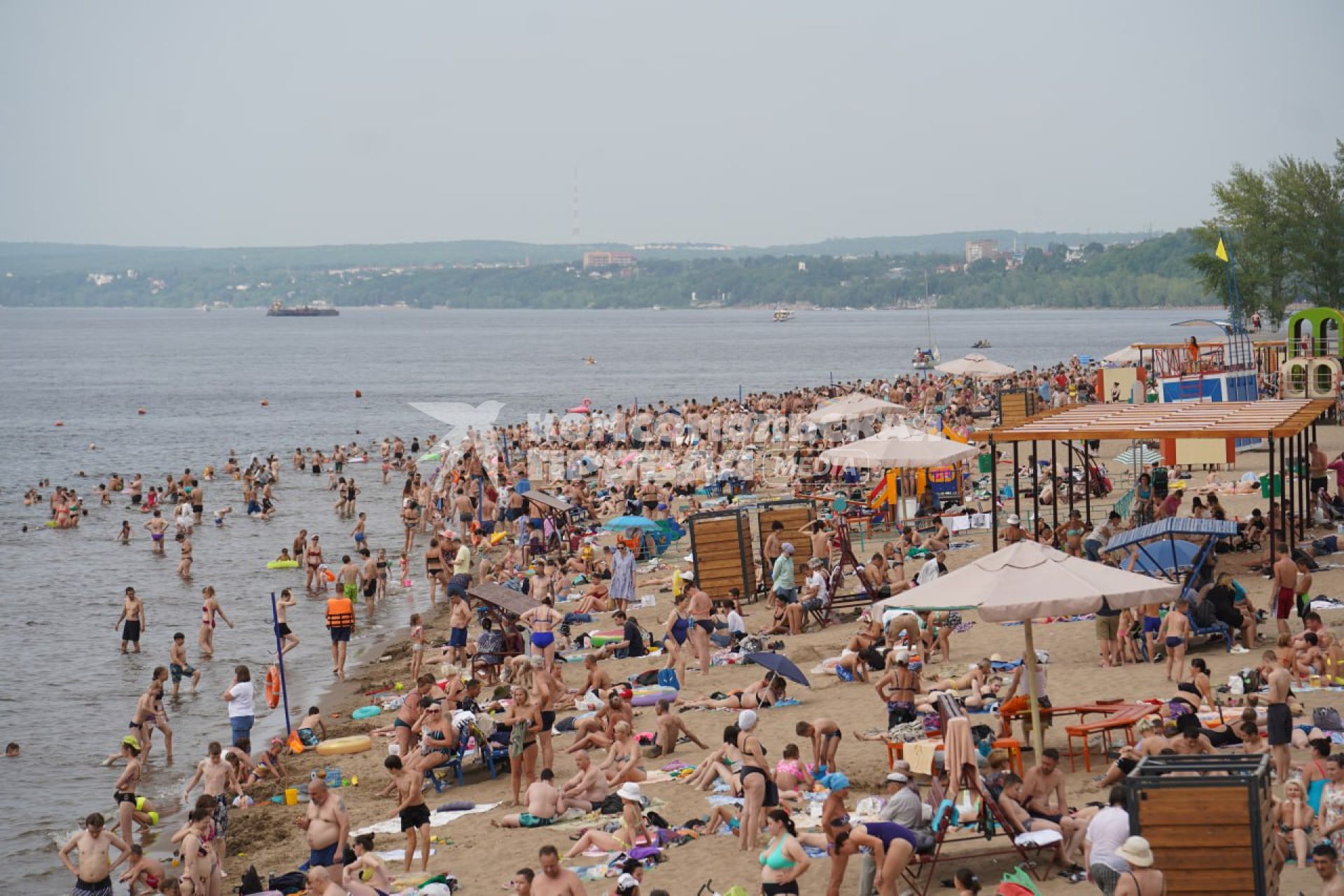 Самара. Отдыхающие на пляже на берегу Волги