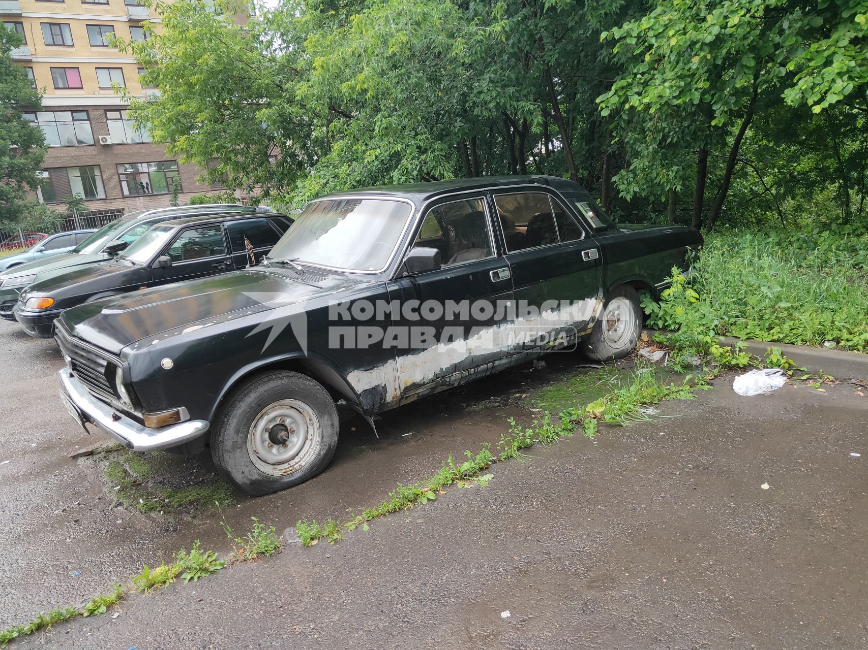 Москва. Бесхозный автомобиль во дворе.