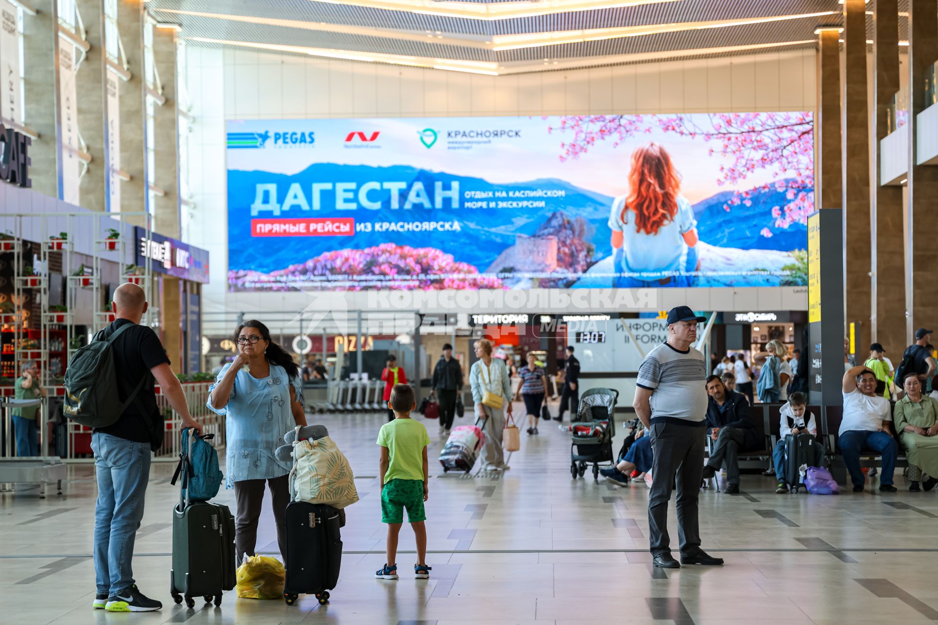 Красноярск. Пассажиры в здании пассажирского терминала международного аэропорта имени Дмитрия Хворостовского.