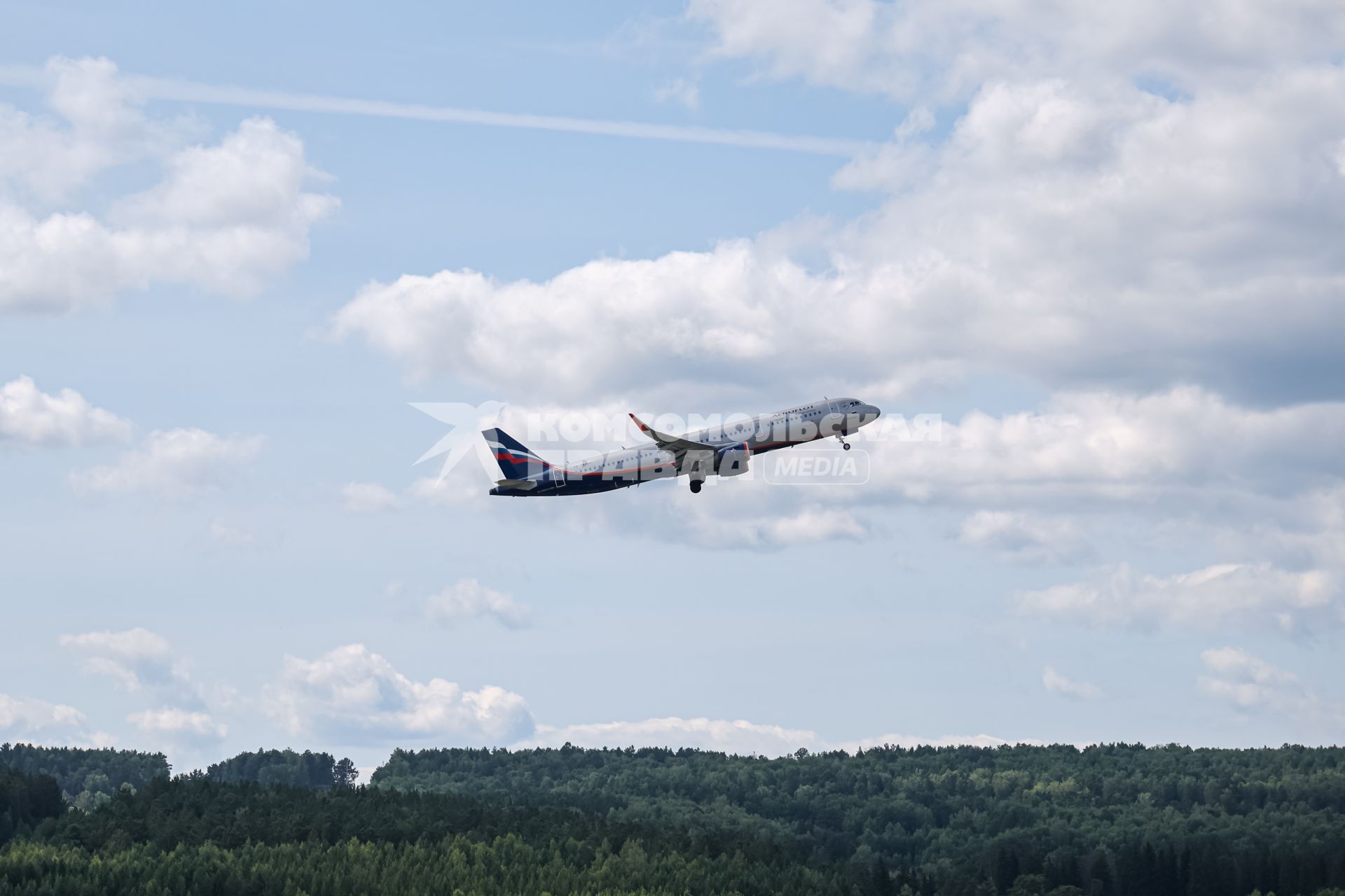 Красноярск. Самолет Boeing 737-800 авиакомпании `Аэрофлот` в международном аэропорту Красноярск имени Дмитрия Хворостовского.