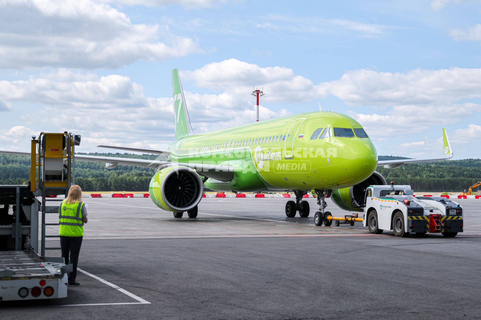 Красноярск. Самолет авиакомпании S7 Airlines A320 в международном аэропорту Красноярск имени Дмитрия Хворостовского.