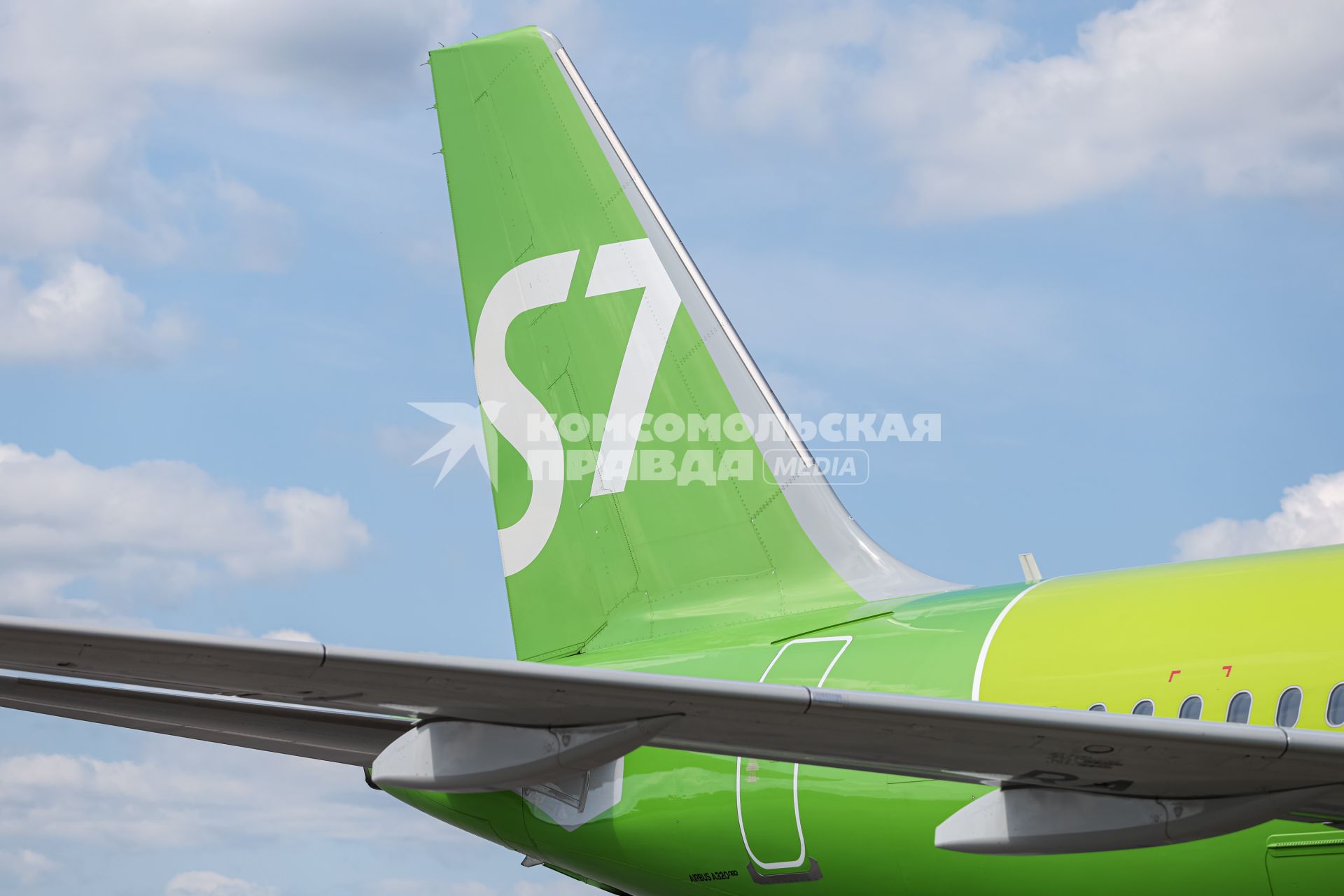 Красноярск. Самолет авиакомпании S7 Airlines A320 в международном аэропорту Красноярск имени Дмитрия Хворостовского.