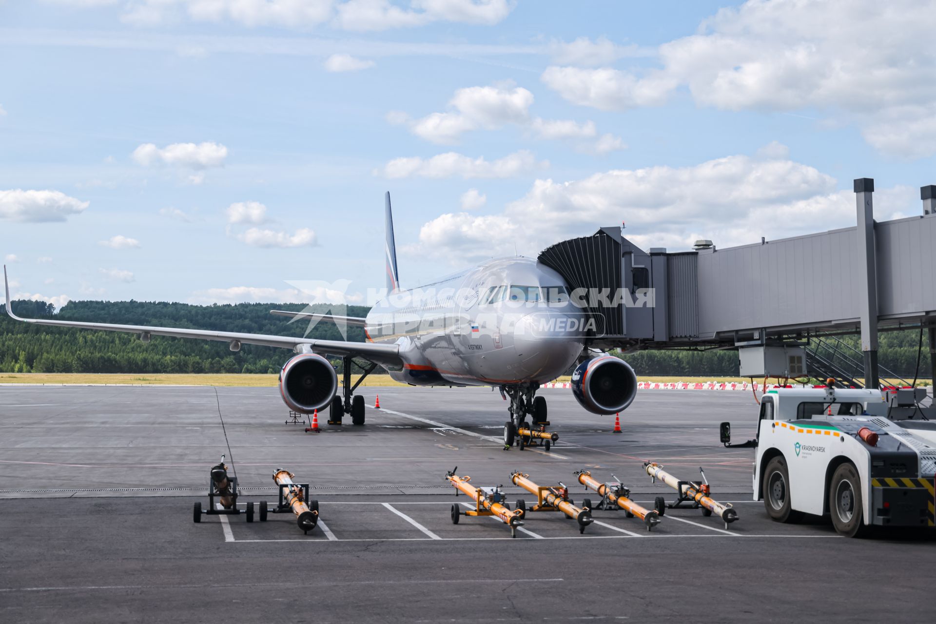 Красноярск. Самолет Boeing 737-800 авиакомпании `Аэрофлот` в международном аэропорту Красноярск имени Дмитрия Хворостовского.