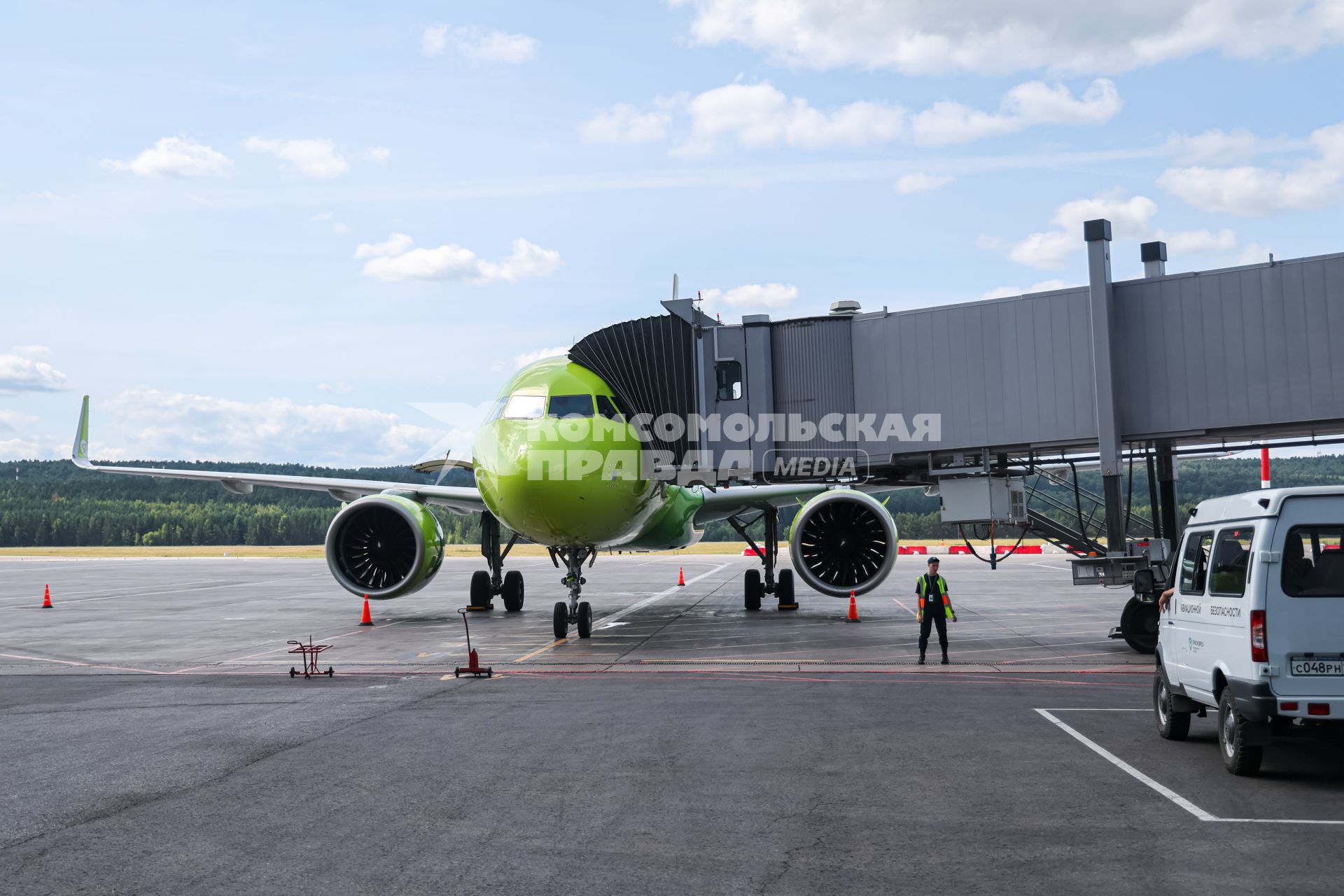 Красноярск. Самолет авиакомпании S7 Airlines A320 в международном аэропорту Красноярск имени Дмитрия Хворостовского.