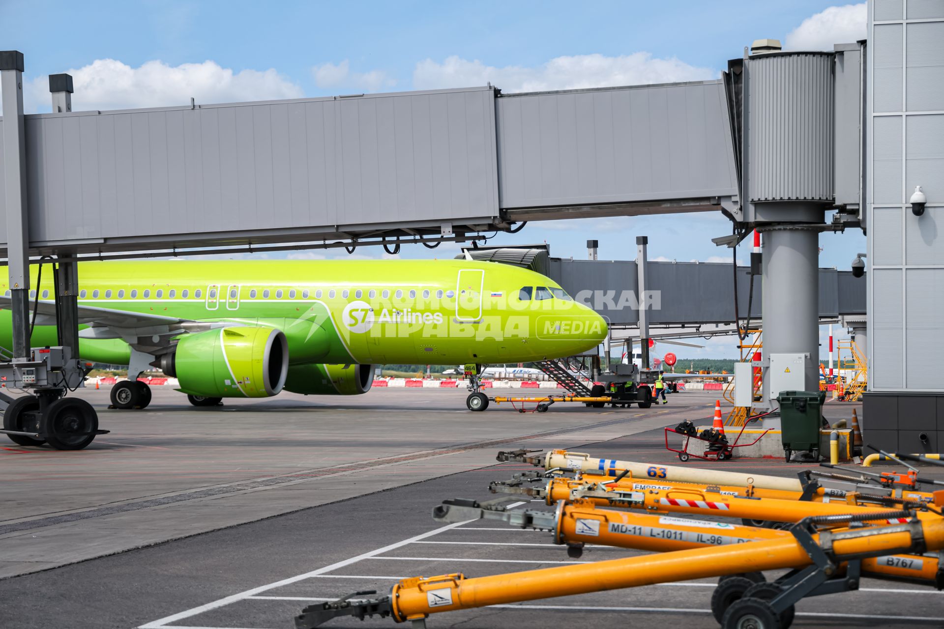 Красноярск. Самолет авиакомпании S7 Airlines A320 в международном аэропорту Красноярск имени Дмитрия Хворостовского.