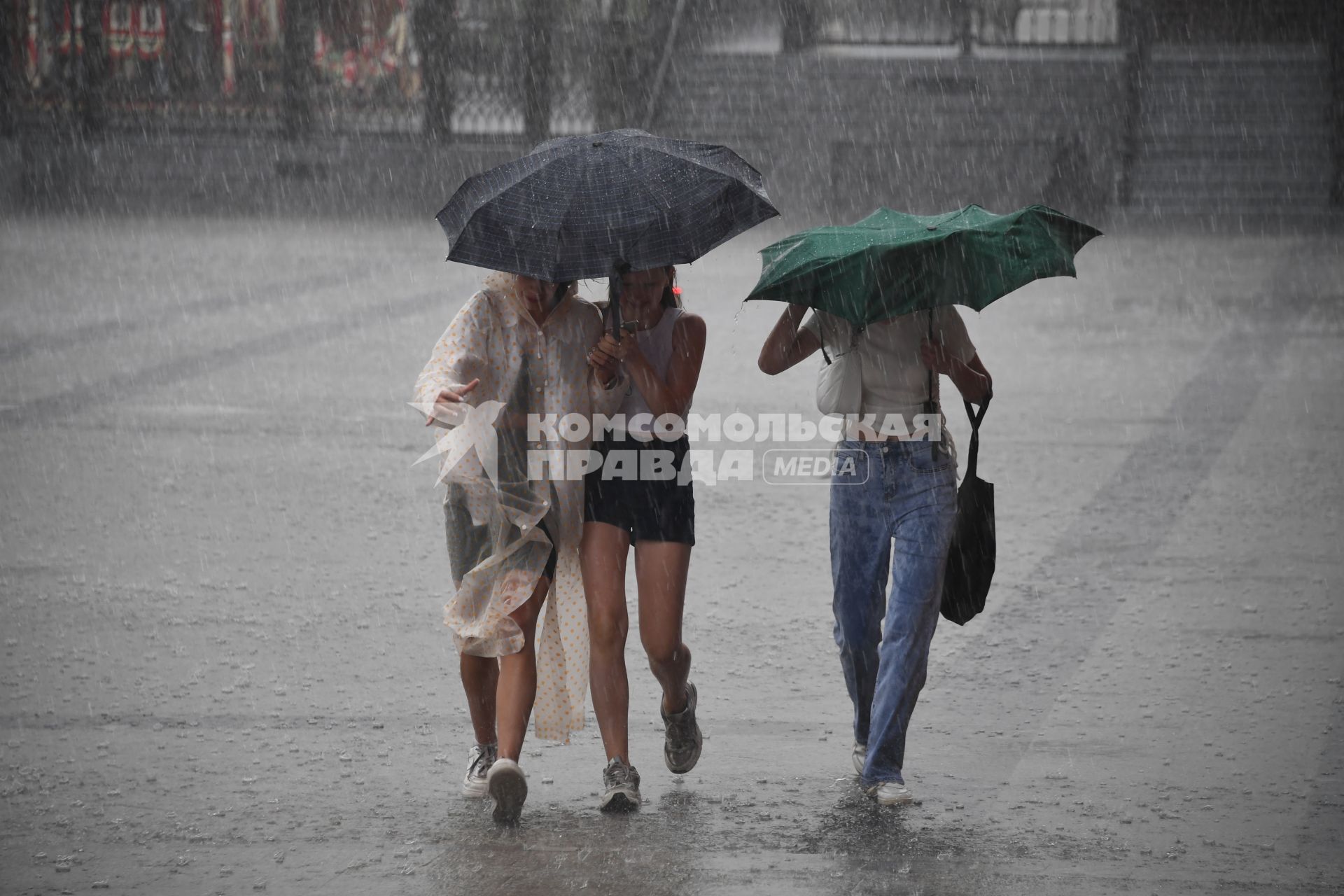 Москва.   Прохожие на Никольской улице под дождем.