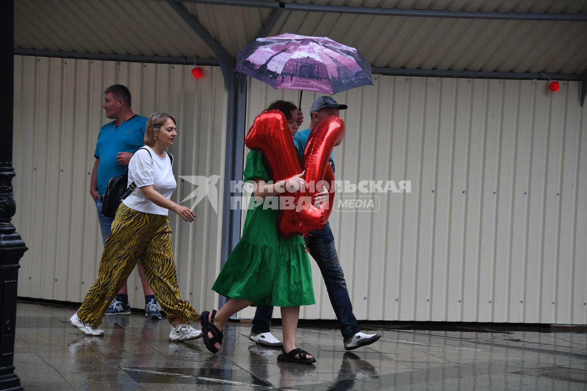 Москва. Люди на улице под дождем.