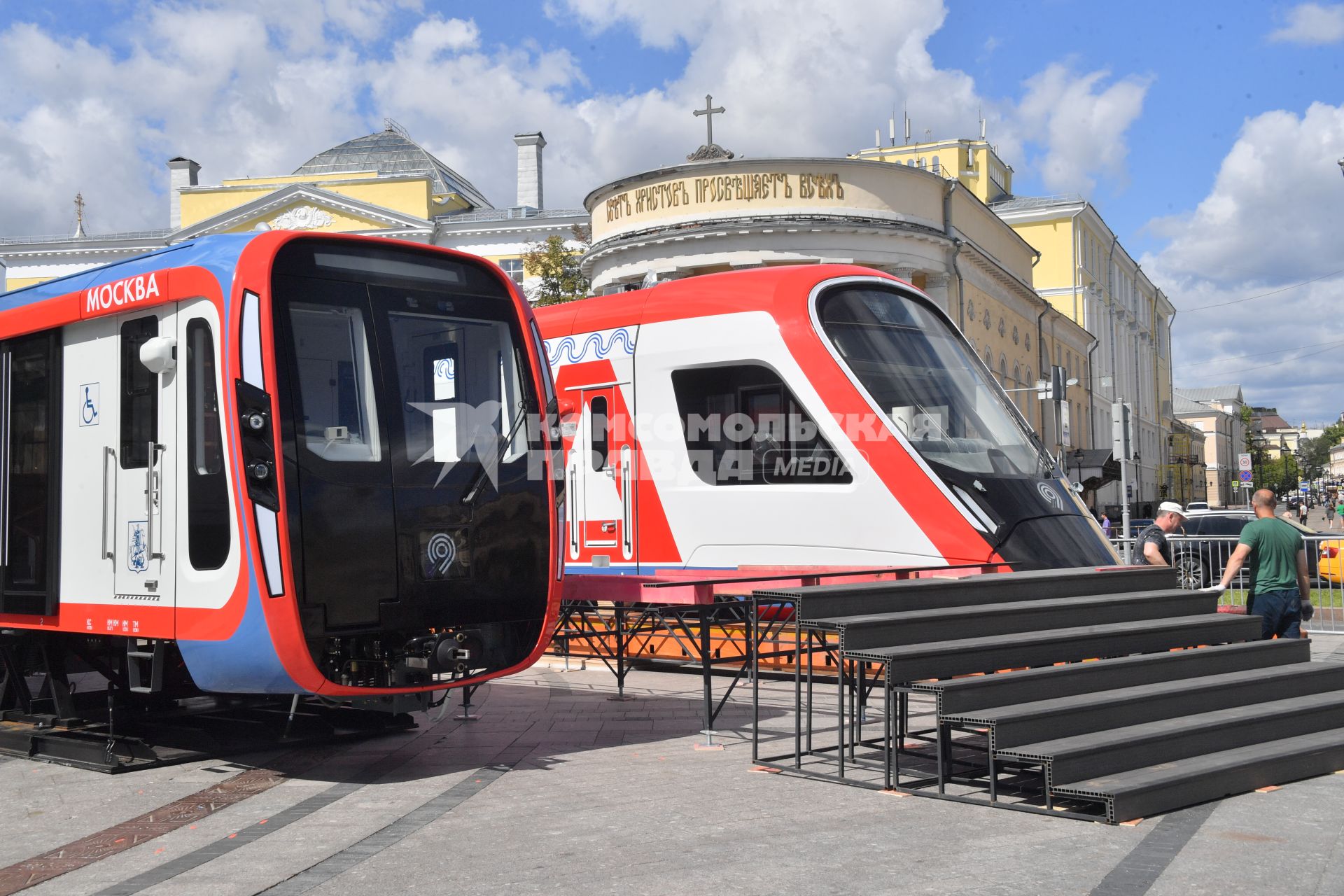 Москва.   На выставку `Станция Манеж`, которая состоится  в рамках Московского урбанистического форума, доставили самый современный вагон метро.