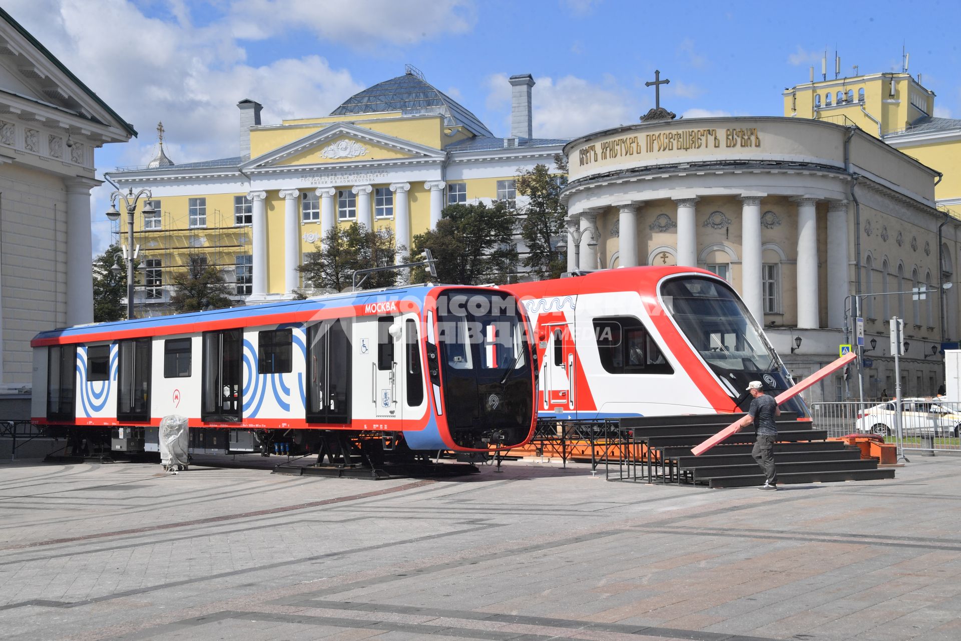 Москва.   На выставку `Станция Манеж`, которая состоится  в рамках Московского урбанистического форума, доставили самый современный вагон метро.