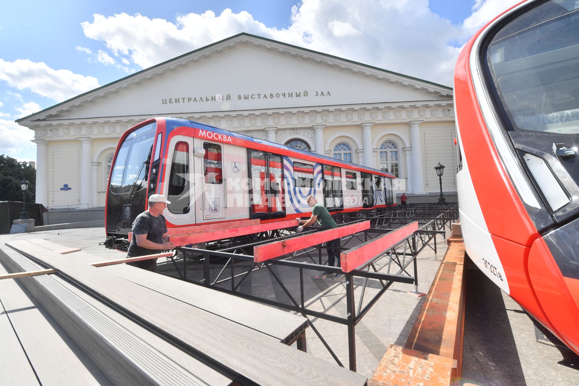 Москва.   На выставку `Станция Манеж`, которая состоится  в рамках Московского урбанистического форума, доставили самый современный вагон метро.