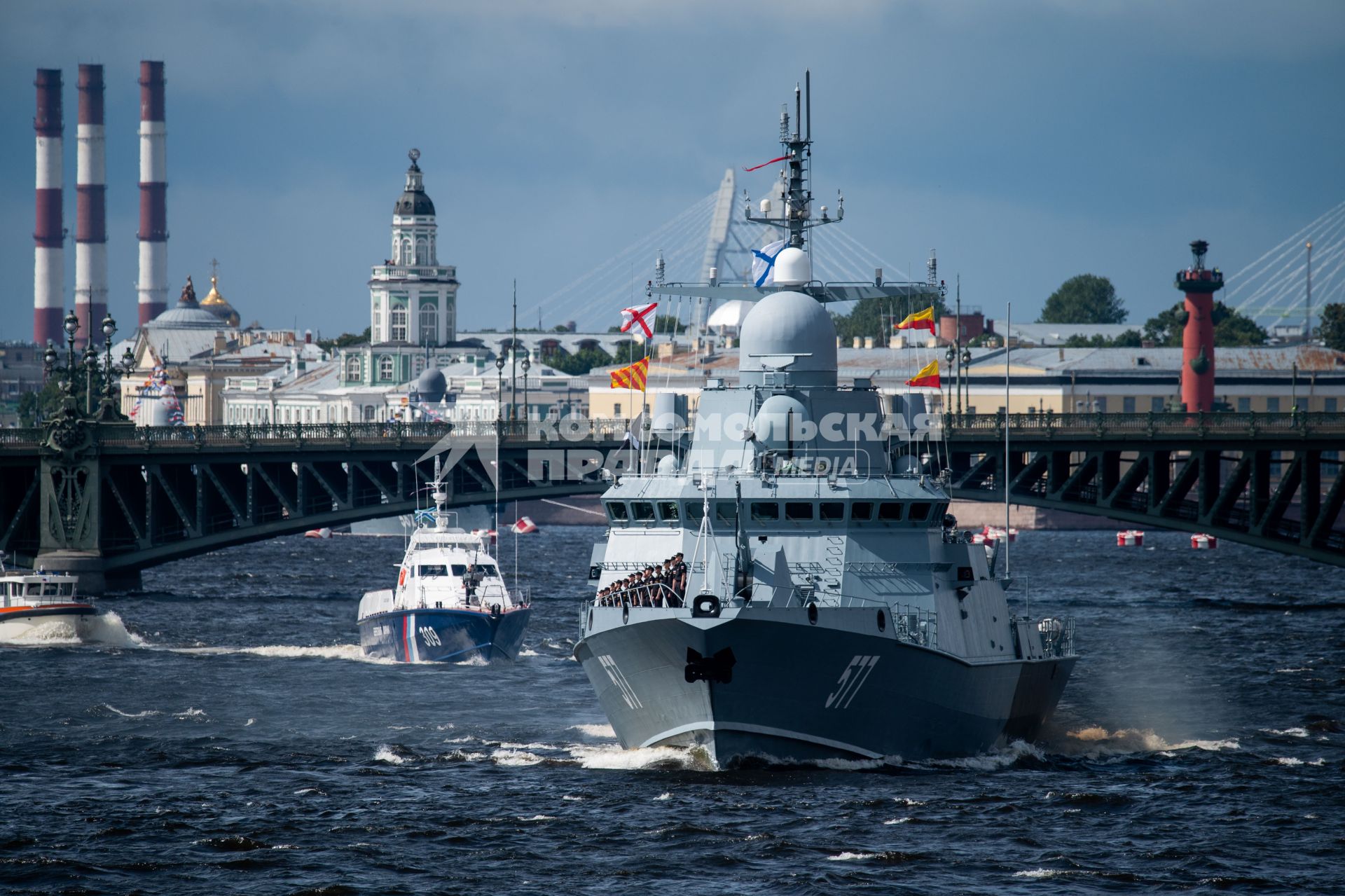 Санкт-Петербург. Базовый тральщик `Павел Хенов` во время репетиции Главного военно-морского парада в честь Дня Военно-морского флота России.