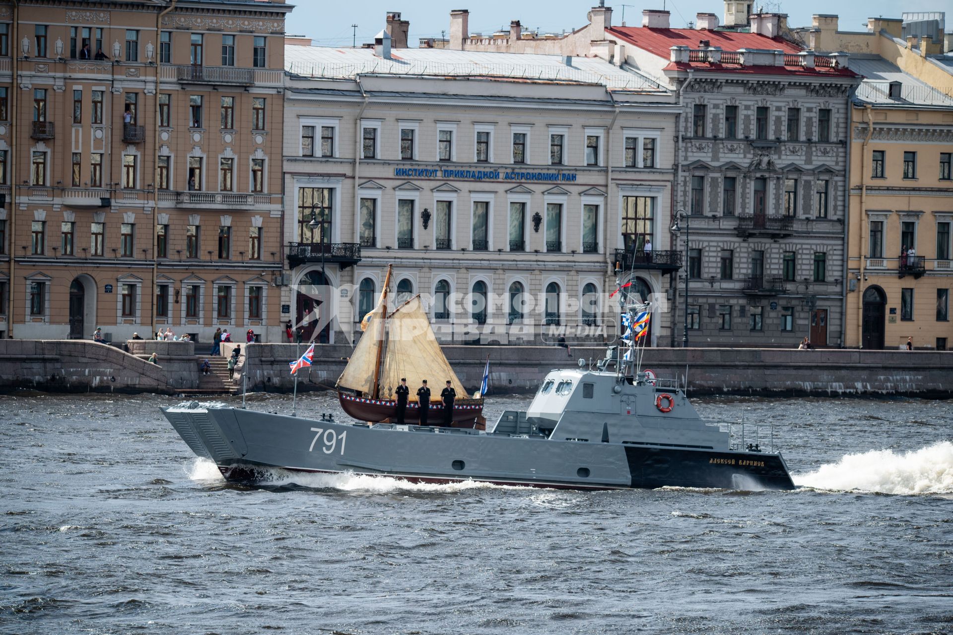 Санкт-Петербург. Десантный катер `Алексей Баринов` с ботиком Петра I во время репетиции Главного военно-морского парада в честь Дня Военно-морского флота России.