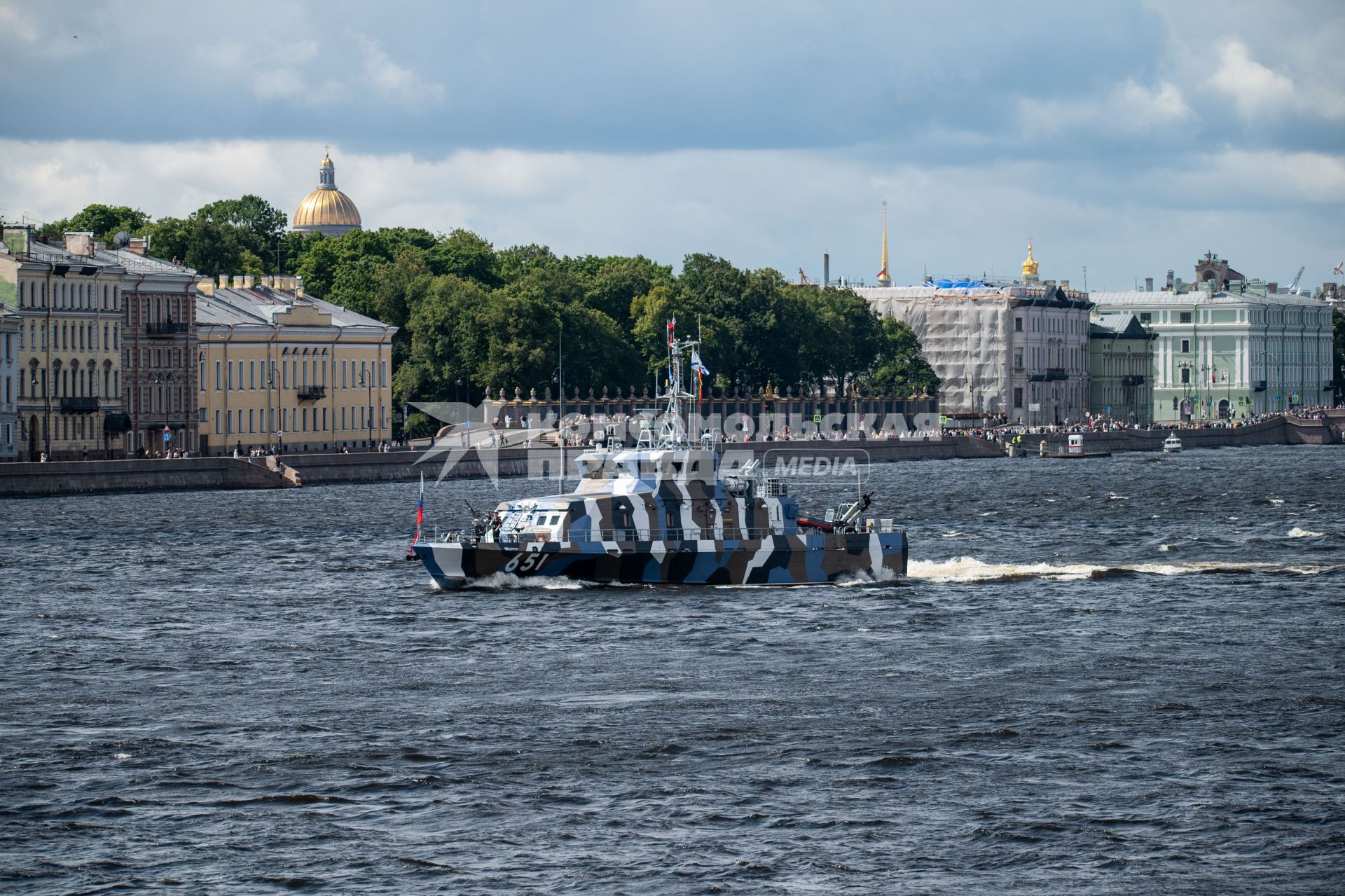 Санкт-Петербург. Противодиверсионный катер во время репетиции Главного военно-морского парада в честь Дня Военно-морского флота России.