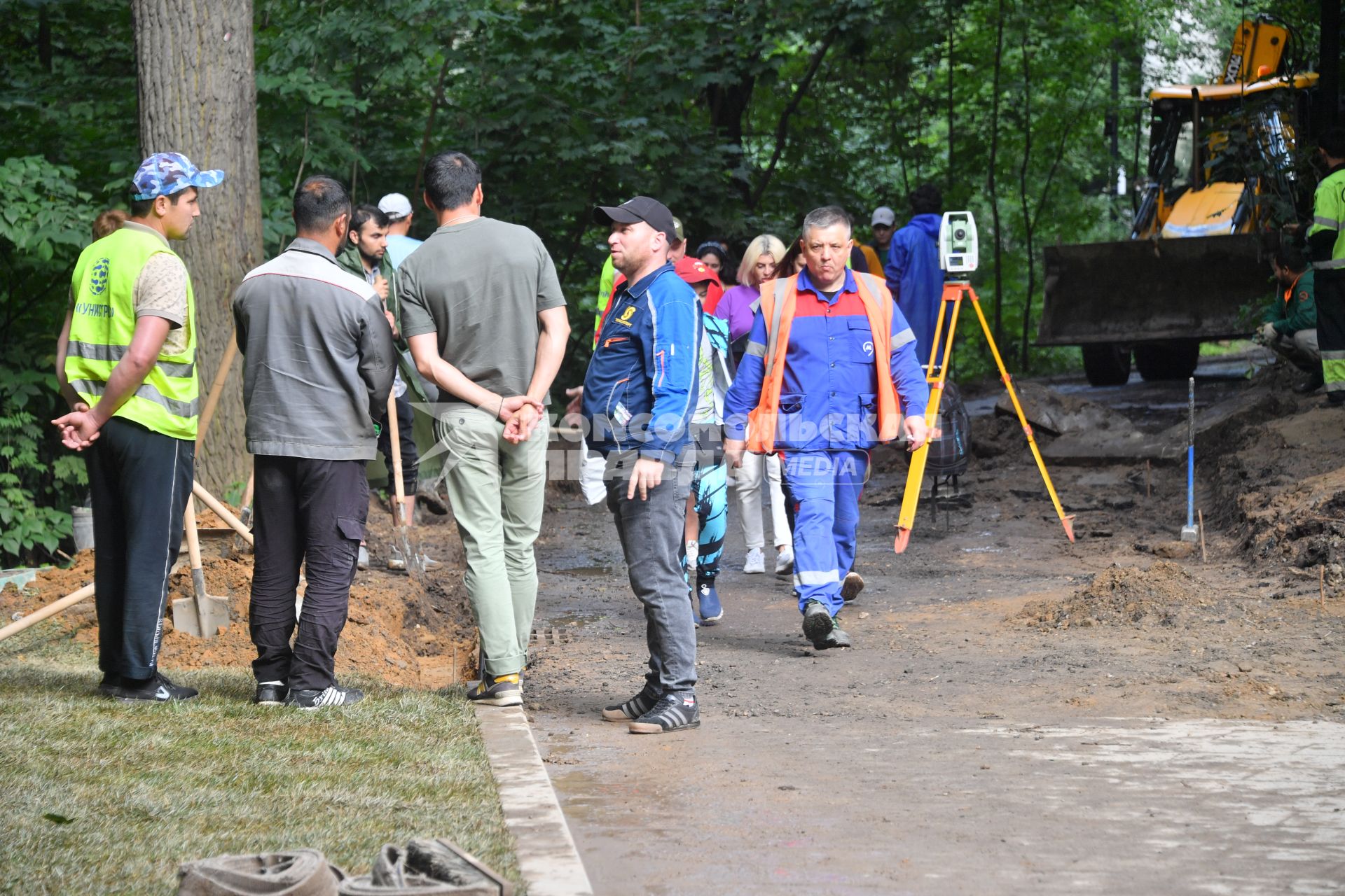 Москва.  Рабочие  в природном заказнике  `Воробьевы Горы`.