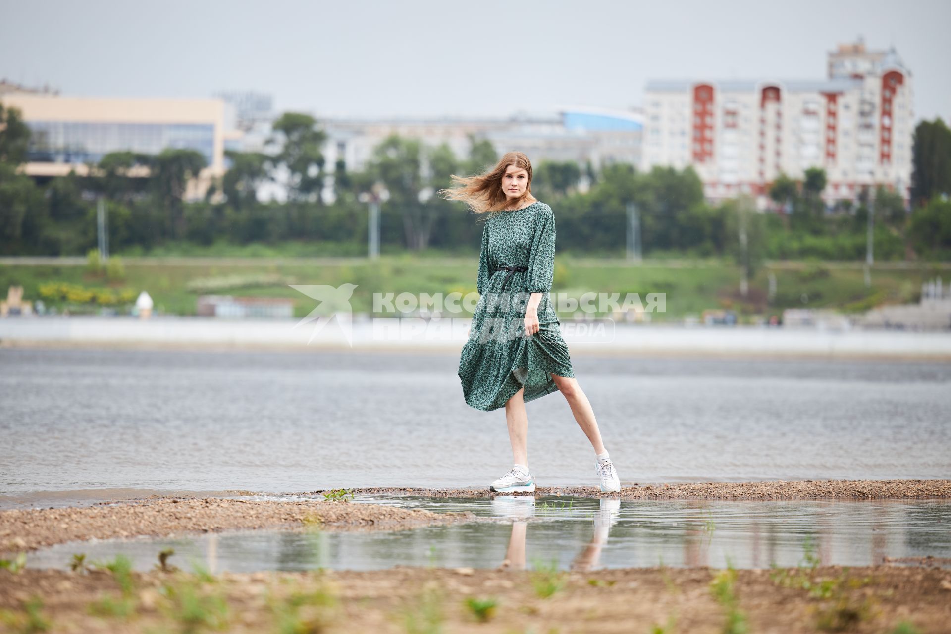 Пермь.  Из-за длительного засушливого периода  начала  мелеть река Кама. Девушка гуляет по берегу обмелевшей Камы.