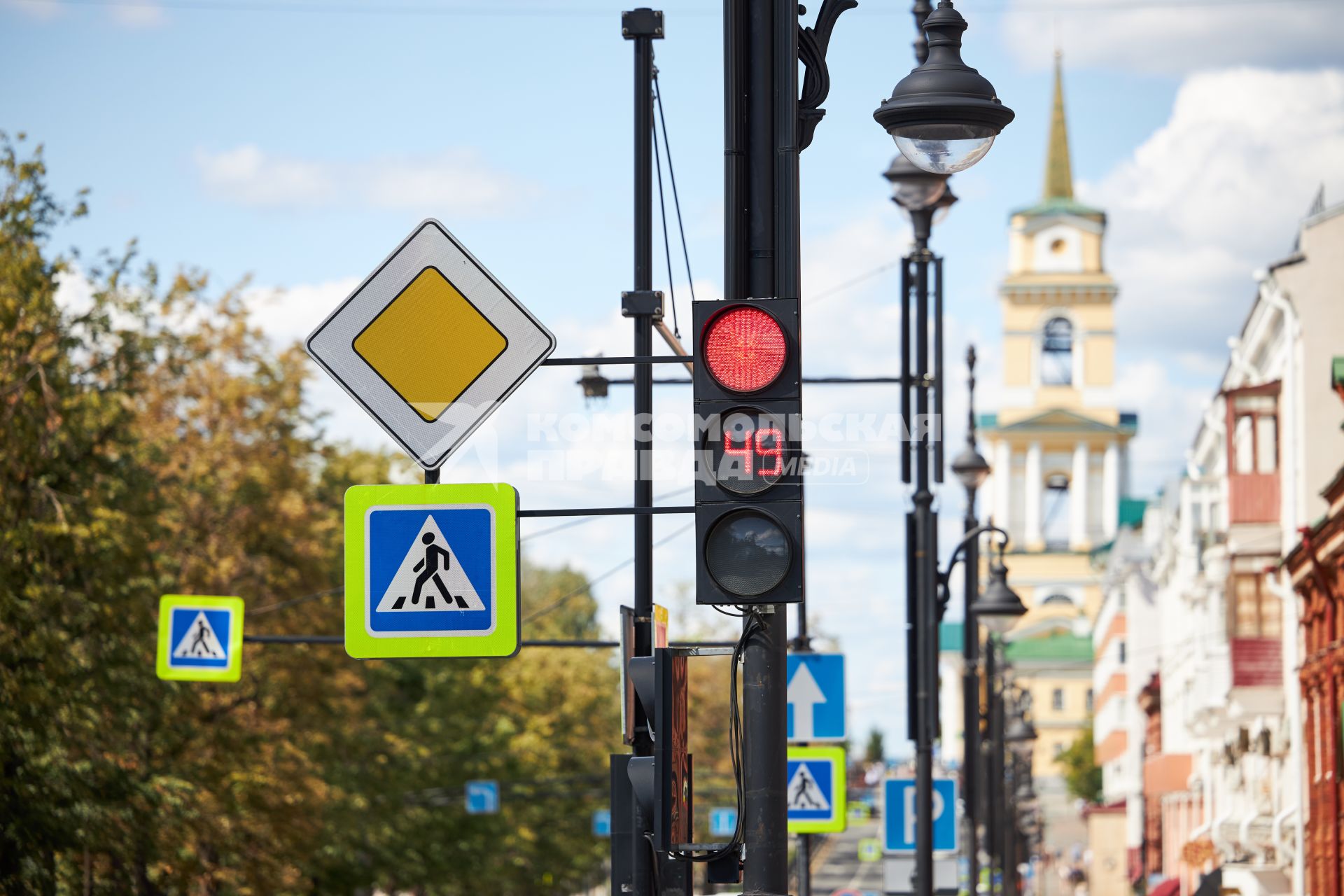 Пермь. Светофор и дорожные знаки на одной из улиц города.