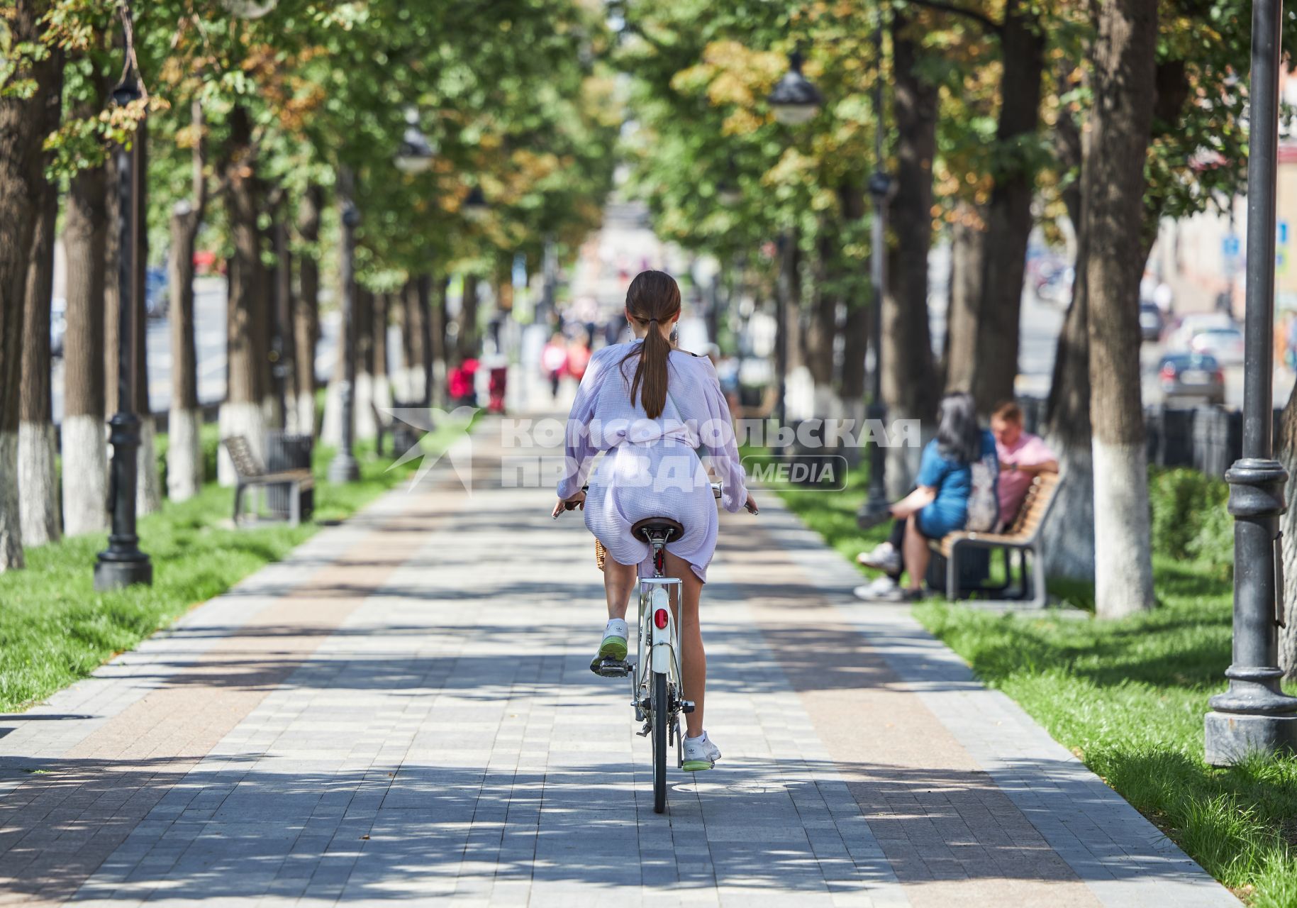 Пермь. Девушка катается на велосипеде.