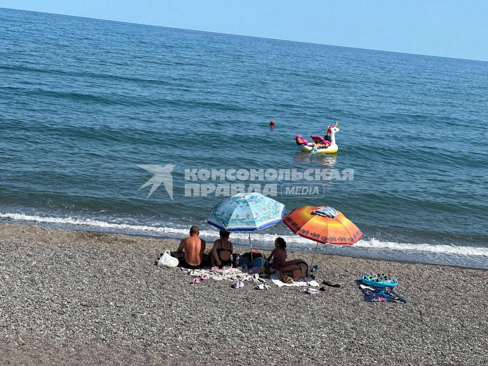 Крым. Ялта. Отдыхающие на пляже Черноморского побережья.