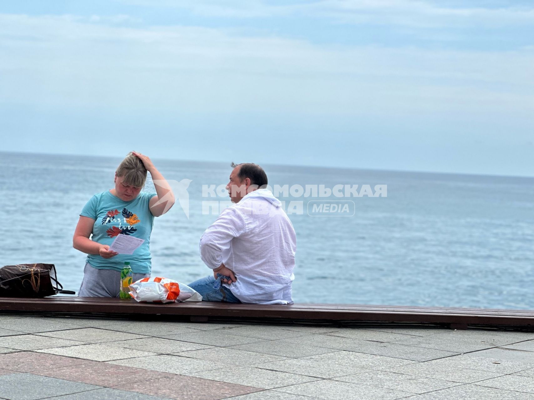 Крым. Ялта. Мужчина с женщиной на набережной Черного моря.