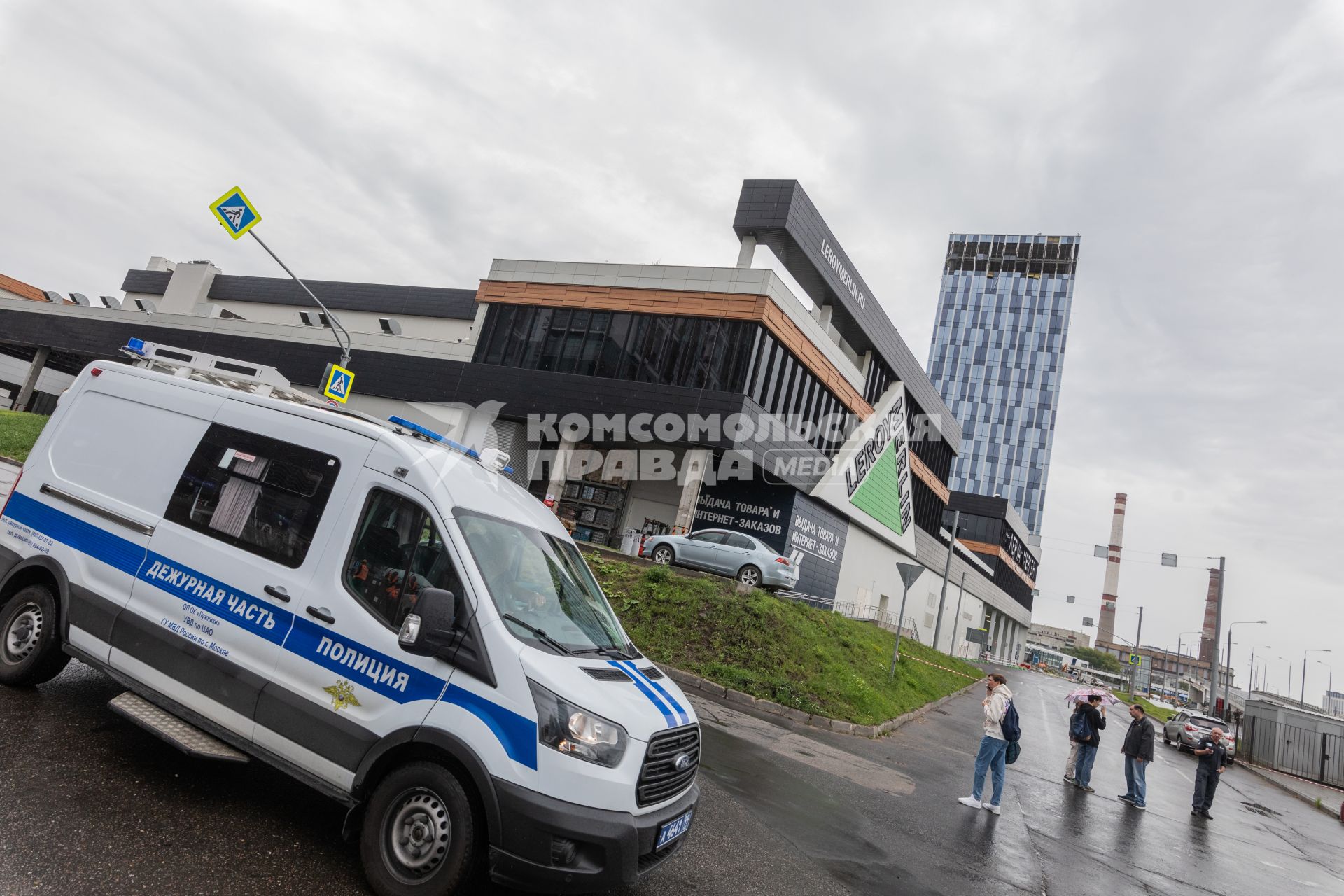 Москва. У здания бизнес-центра на проспекте Лихачева, поврежденного в результате попадания беспилотника.