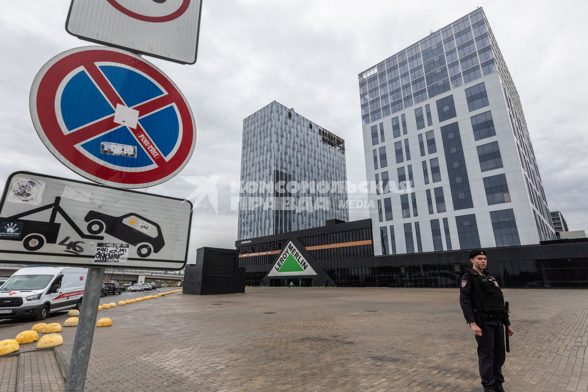 Москва. У здания бизнес-центра на проспекте Лихачева, поврежденного в результате попадания беспилотника.