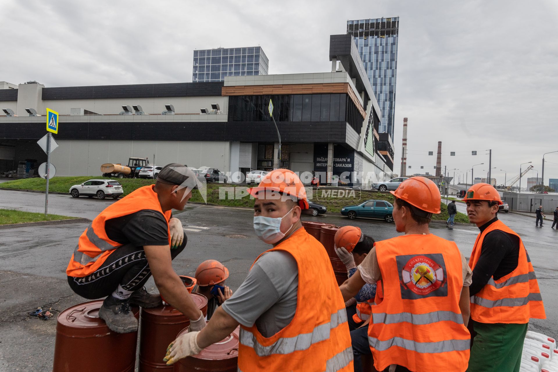 Москва. У здания бизнес-центра на проспекте Лихачева, поврежденного в результате попадания беспилотника.