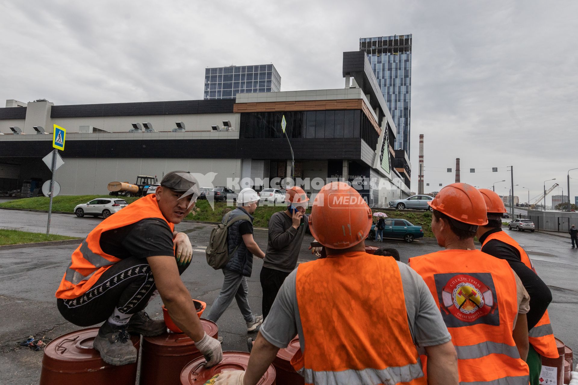 Москва. У здания бизнес-центра на проспекте Лихачева, поврежденного в результате попадания беспилотника.