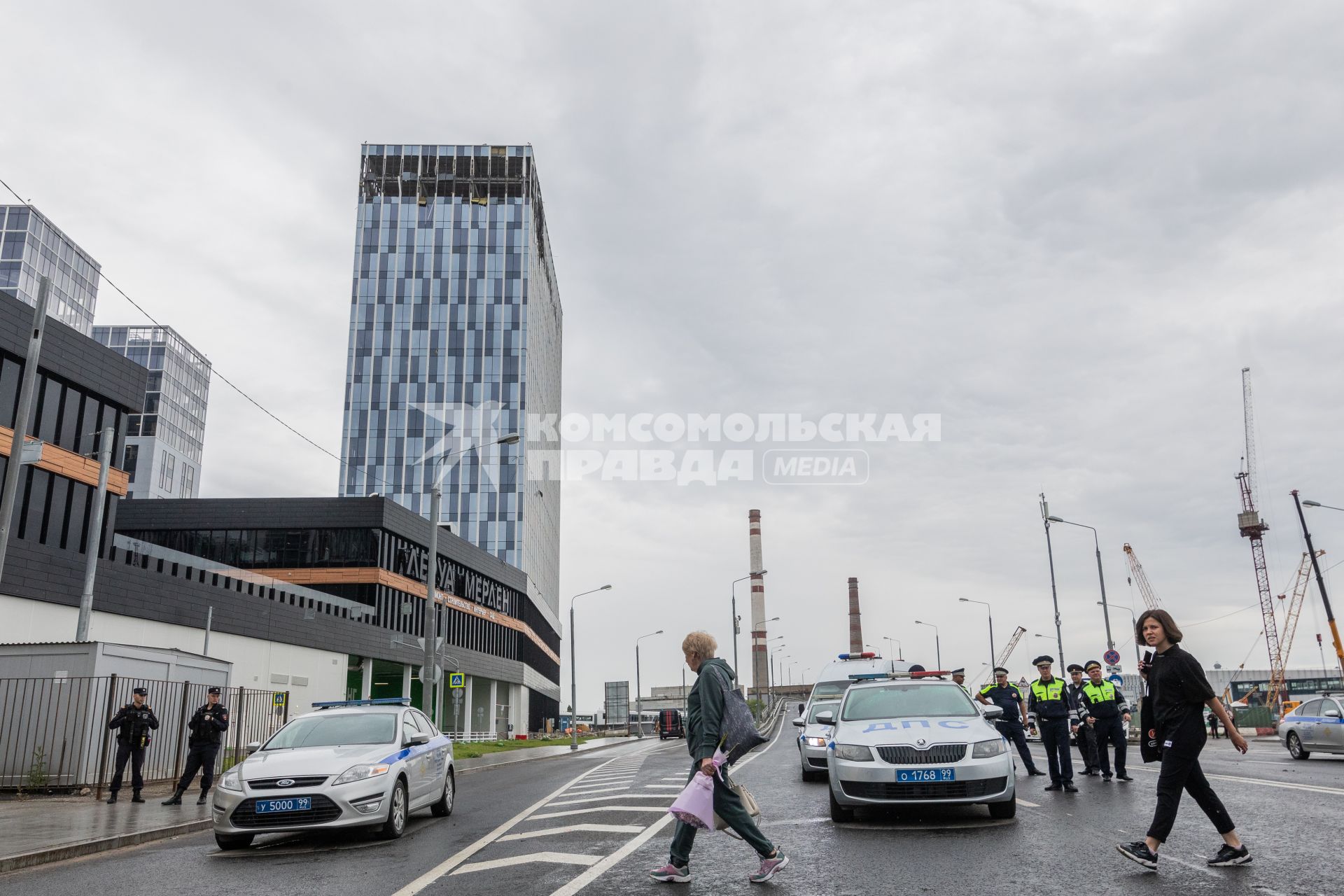 Москва. У здания бизнес-центра на проспекте Лихачева, поврежденного в результате попадания беспилотника.