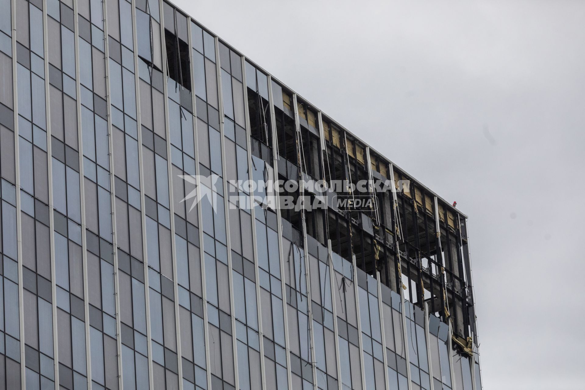 Москва. Здание бизнес-центра на проспекте Лихачева, поврежденное беспилотником.