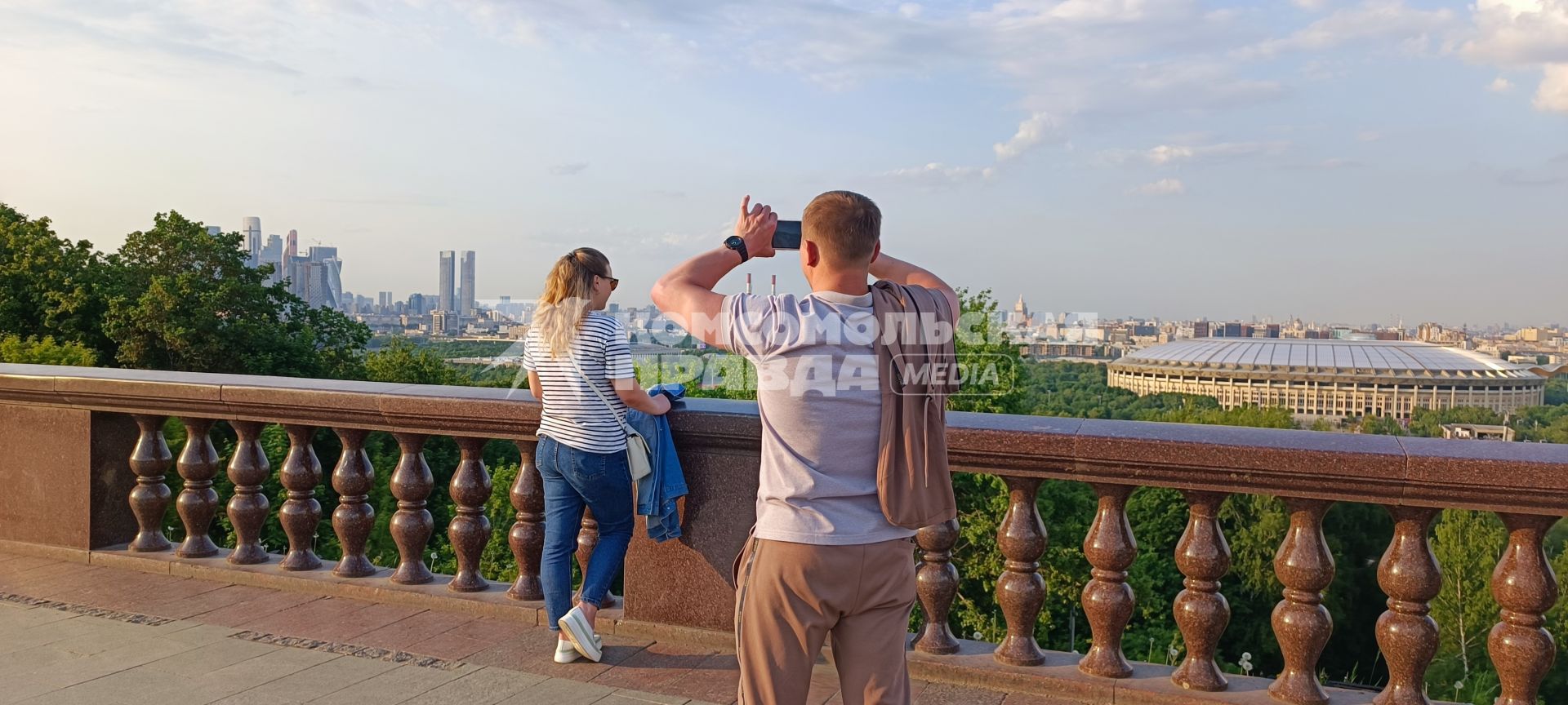 Москва. Посетители на смотровой площадке на Воробьевых горах.