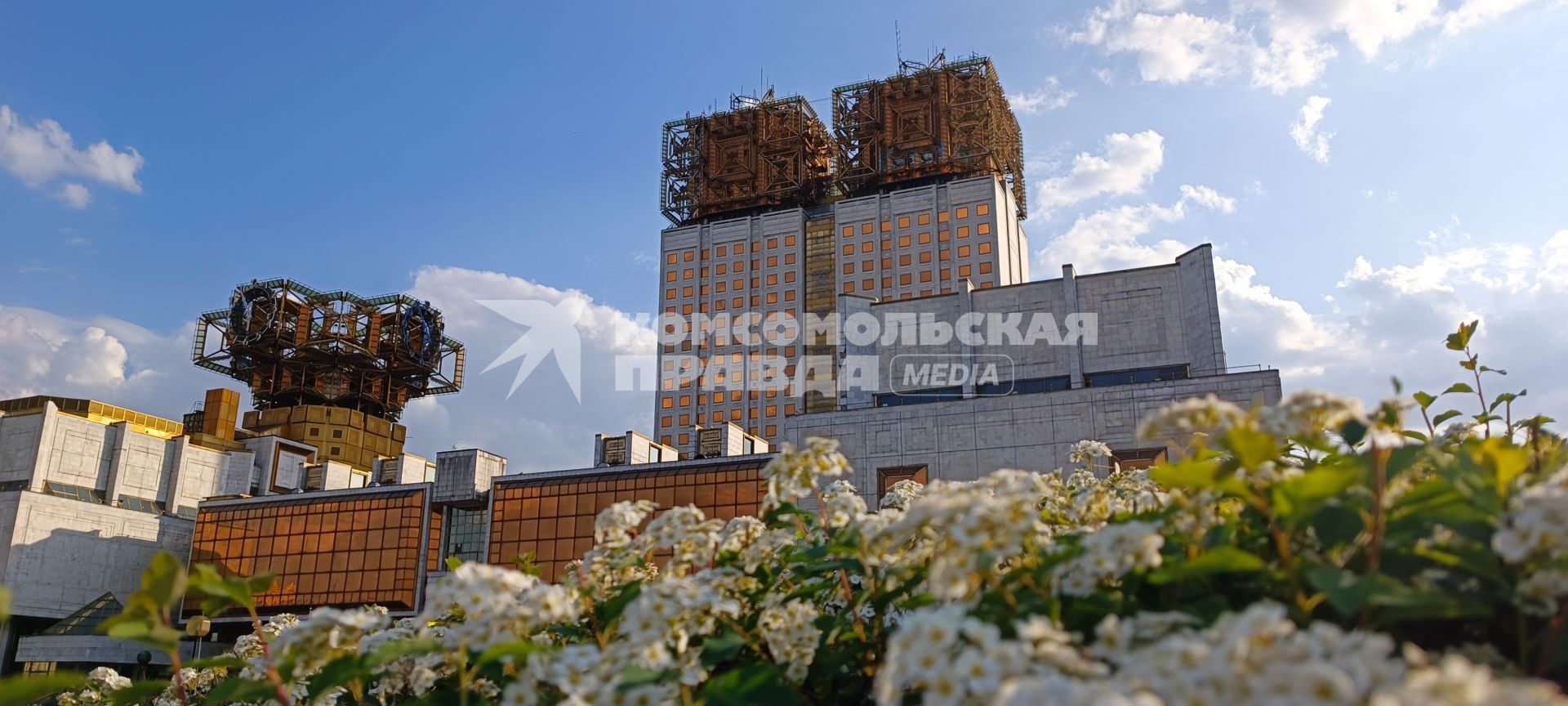 Москва.  Вид на здание Российской Академии Наук РАН (Золотые мозги).