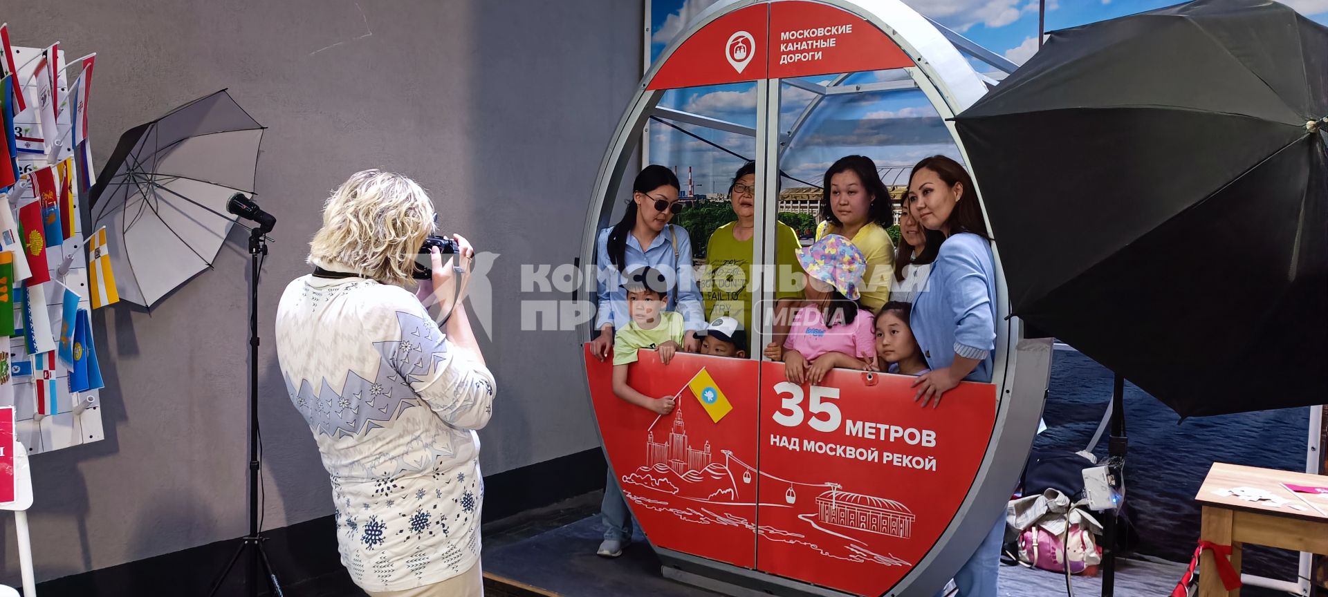 Москва. Люди фотографируется на канатной дороге на Воробьевых горах.