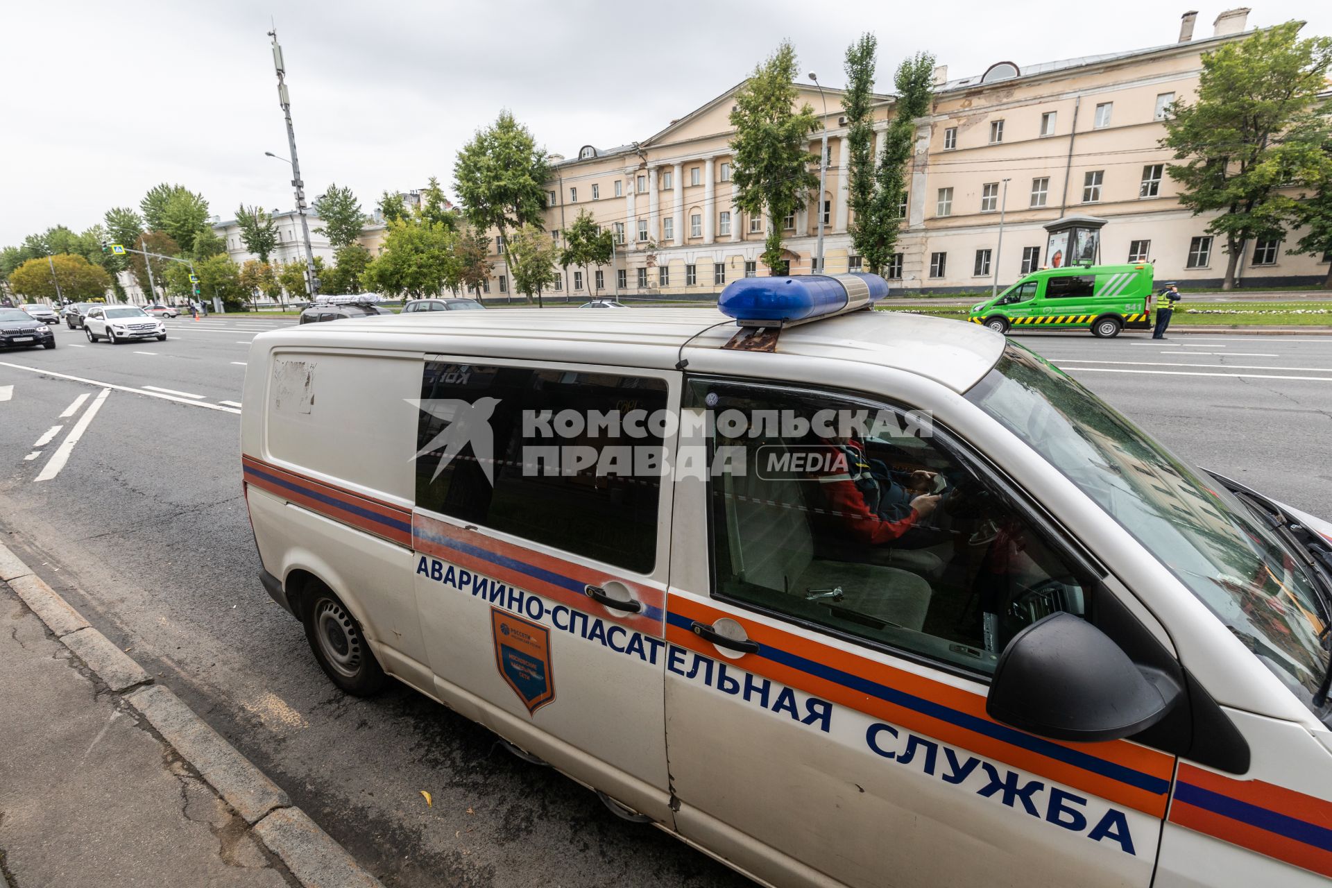 Москва. Автомобиль аварийно-спасательной службы на месте происшествия на Комсомольском проспекте, где произошла атака беспилотника.