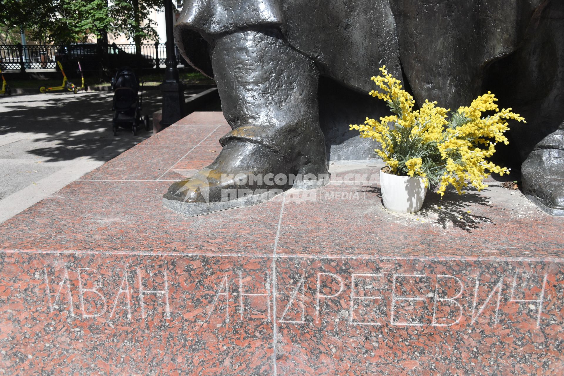 Москва. Фрагмент памятника Ивану Крылову на Патриарших прудах.