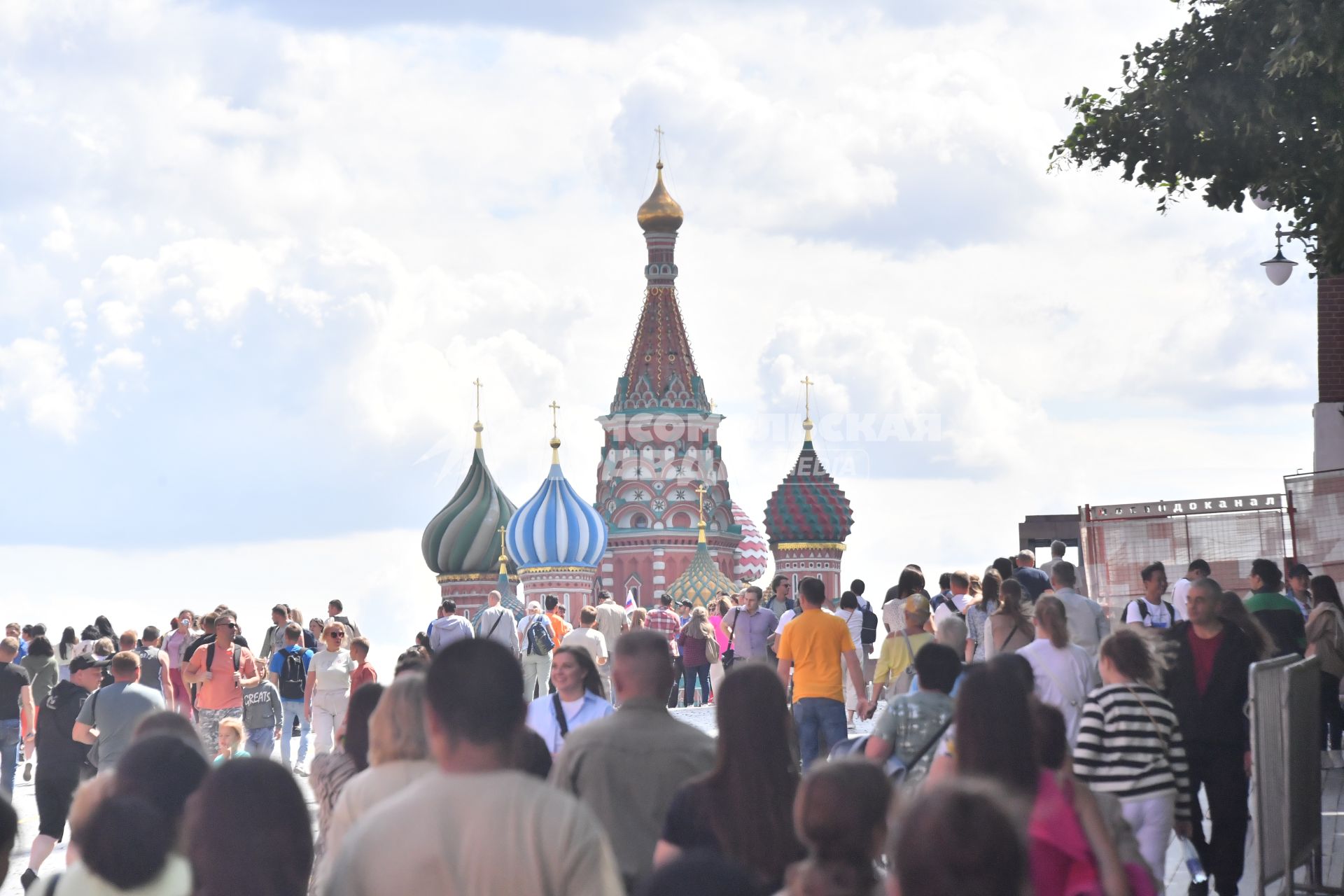 Москва.  Туристы на Красной площади.