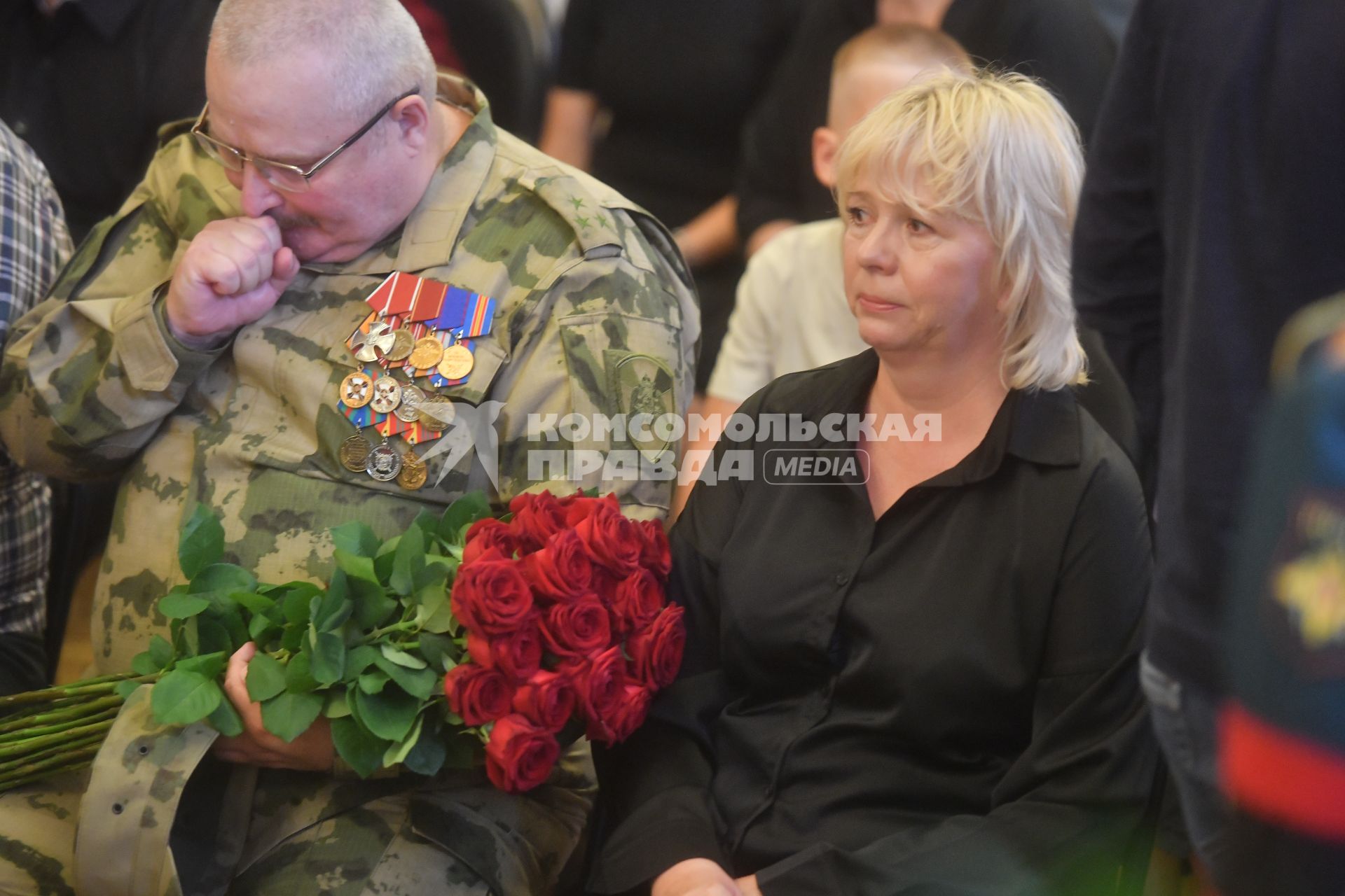 Екатеринбург. Окружной дом офицеров. Церемония прощания и похороны военкора издания \'Россия сегодня\' Ростислава Журавлева, погибшего в зоне СВО 22 июля 2023 года, в результат обстрела со стороны ВСУ. На фото: родители Ростивлава Журавлева, отец Игорь и мама Людмила Журавлевы