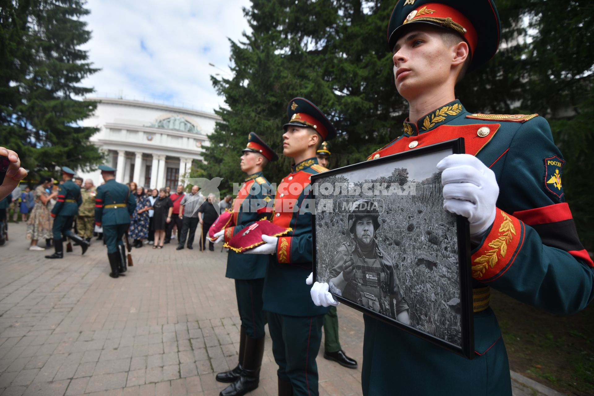 Екатеринбург. Окружной дом офицеров. Церемония прощания и похороны военкора издания \'Россия сегодня\' Ростислава Журавлева, погибшего в зоне СВО 22 июля 2023 года, в результат обстрела со стороны ВСУ