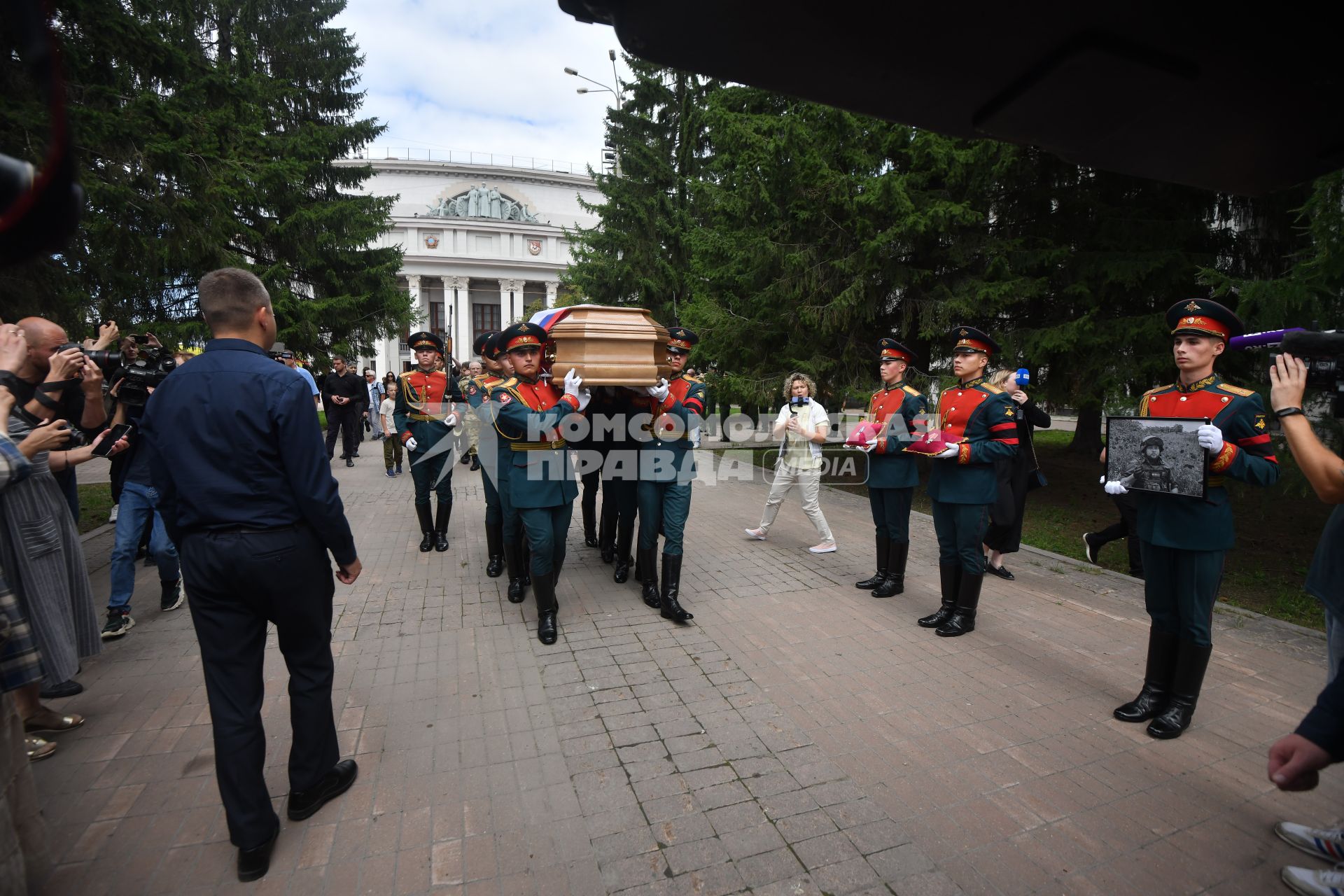 Екатеринбург. Окружной дом офицеров. Церемония прощания и похороны военкора издания \'Россия сегодня\' Ростислава Журавлева, погибшего в зоне СВО 22 июля 2023 года, в результат обстрела со стороны ВСУ