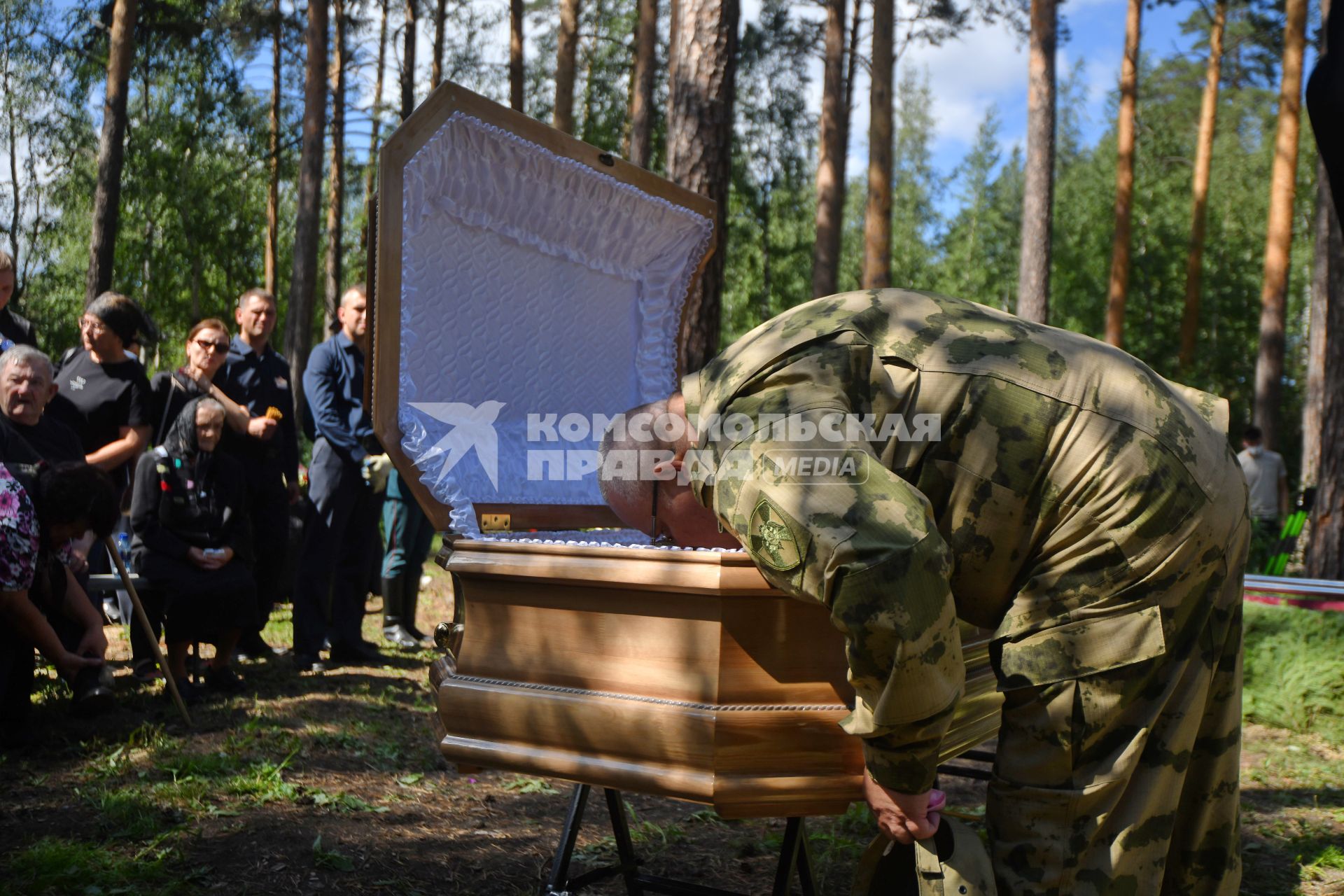 Екатеринбург. Окружной дом офицеров. Церемония прощания и похороны военкора издания \'Россия сегодня\' Ростислава Журавлева, погибшего в зоне СВО 22 июля 2023 года, в результат обстрела со стороны ВСУ. На фото: отец Игорь Журавлев у гроба погибшего