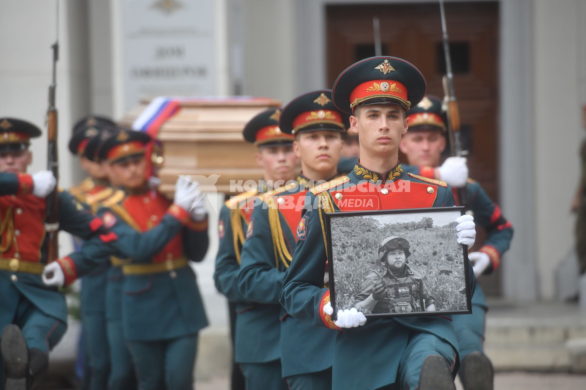 Екатеринбург. Окружной дом офицеров. Церемония прощания и похороны военкора издания \'Россия сегодня\' Ростислава Журавлева, погибшего в зоне СВО 22 июля 2023 года, в результат обстрела со стороны ВСУ