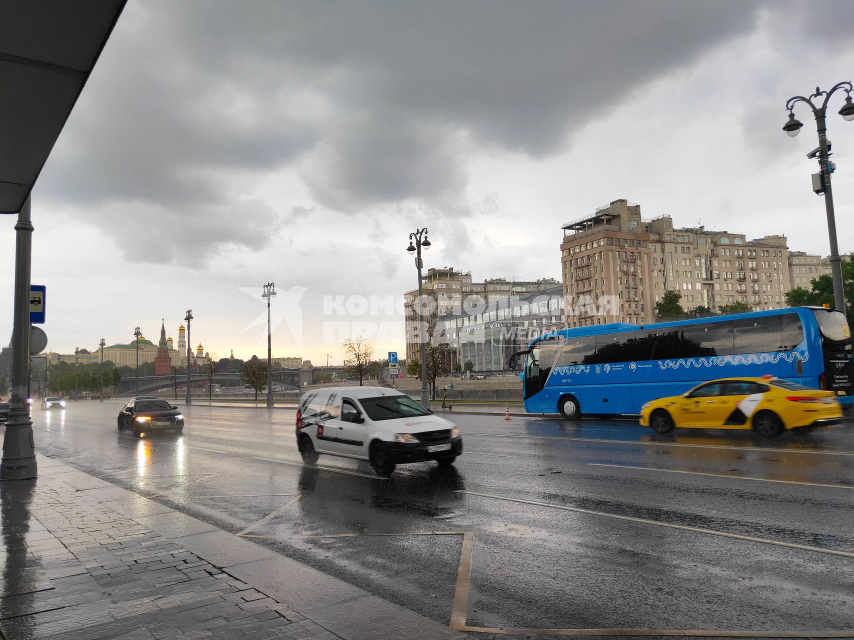 Москва. Автомобили на Пречистенской набережной.