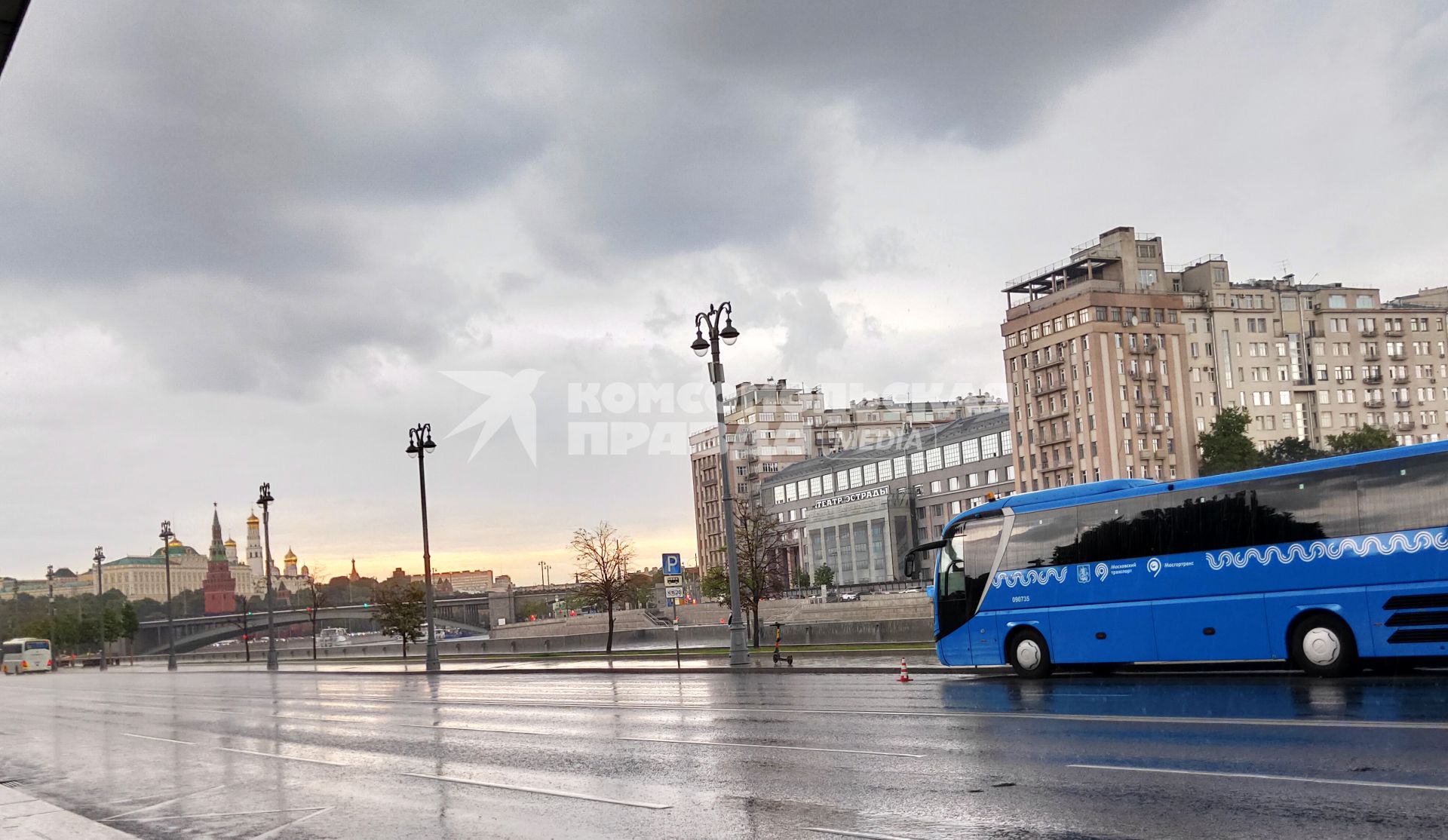 Москва. Вид на Московский Кремль (слева) и на здание Московского Театра эстрады (справа).