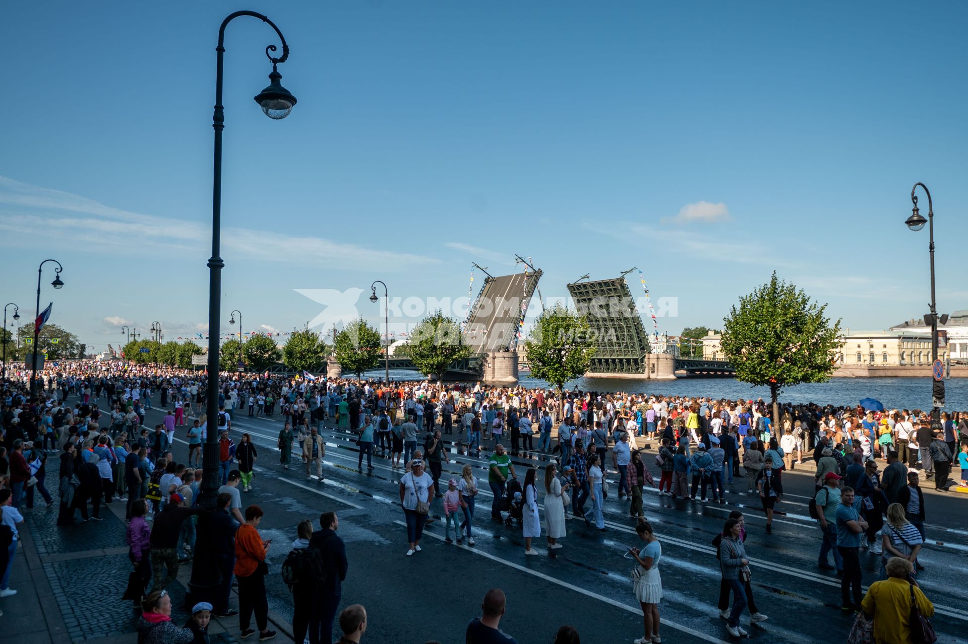 Санкт-Петербург. Люди во время празднования Дня ВМФ РФ.