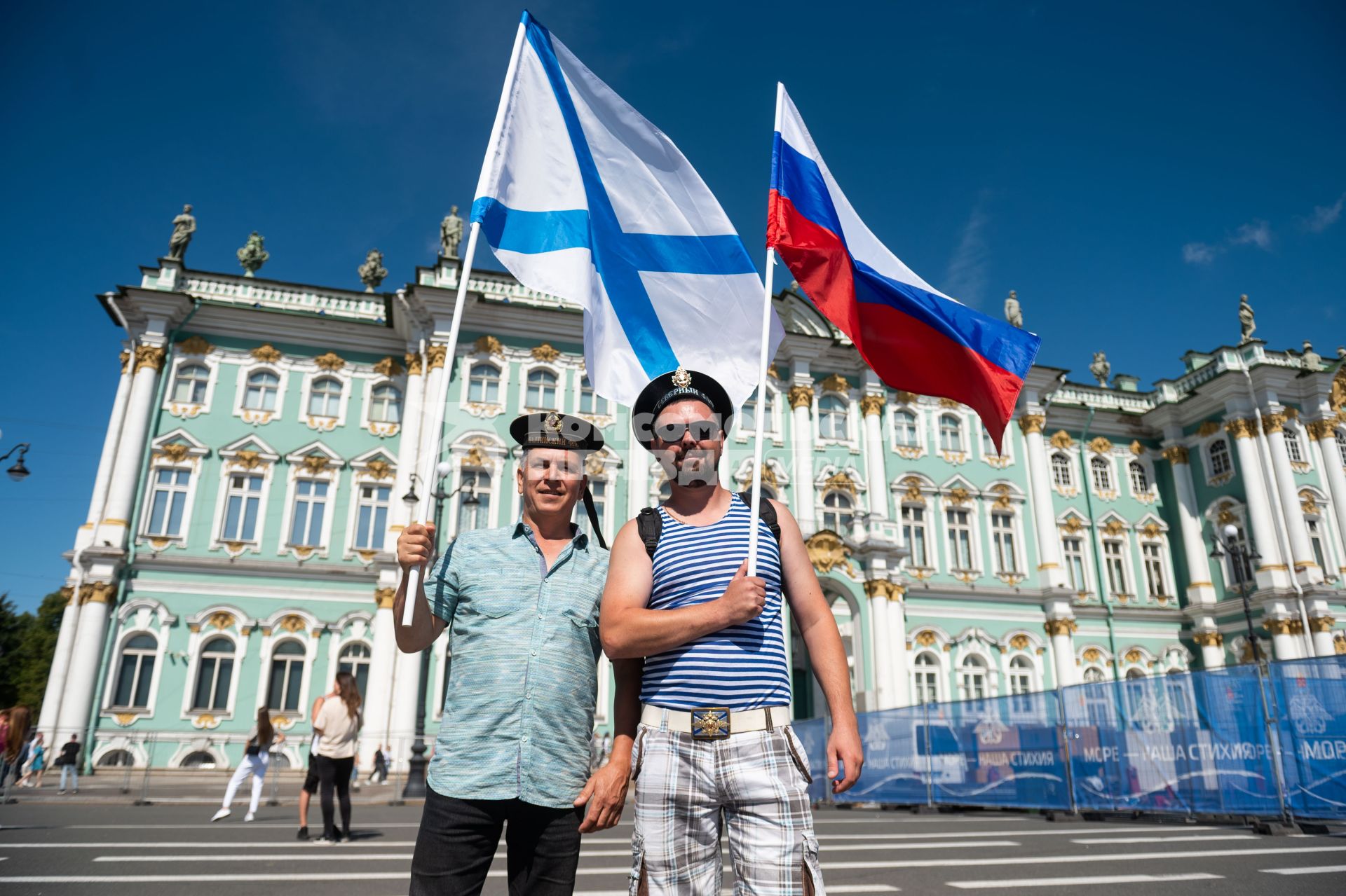 Санкт-Петербург. Мужчины во время празднования Дня ВМФ РФ.