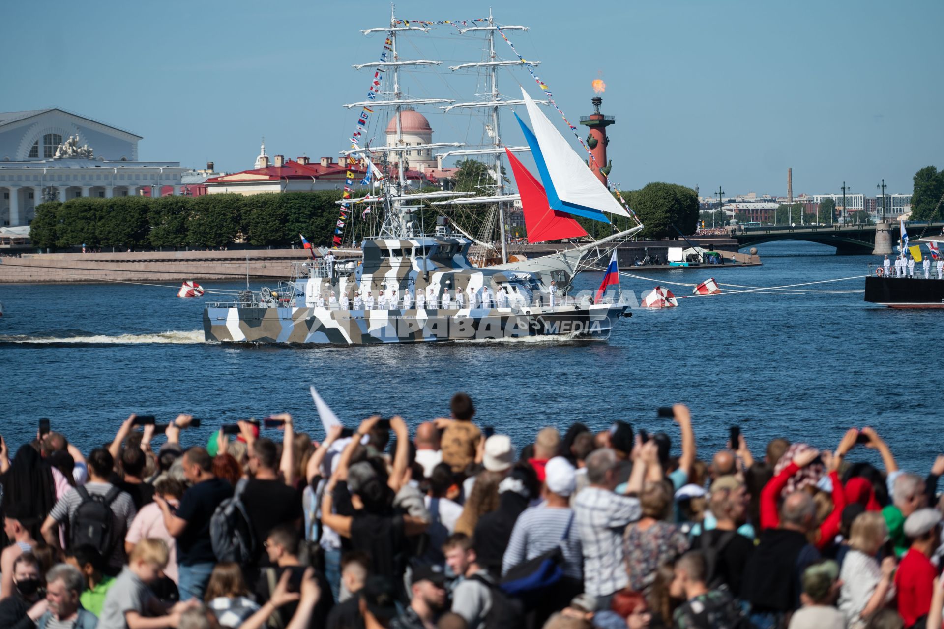 Санкт-Петербург. Противодиверсионный катер проекта `Грачонок` (651) во время Главного военно-морского парада в честь Дня ВМФ РФ.