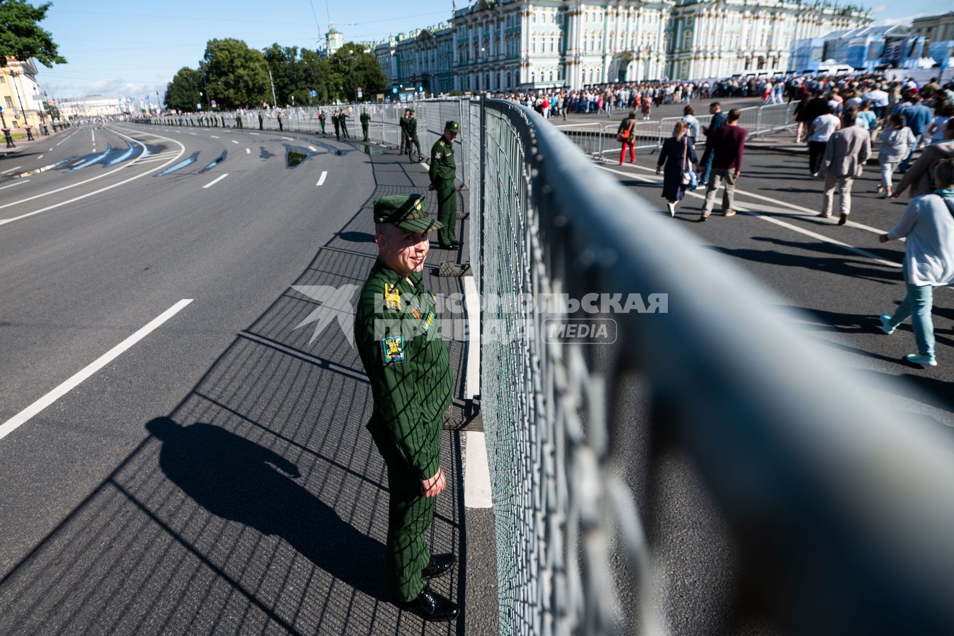 Санкт-Петербург. Люди во время празднования Дня ВМФ РФ.