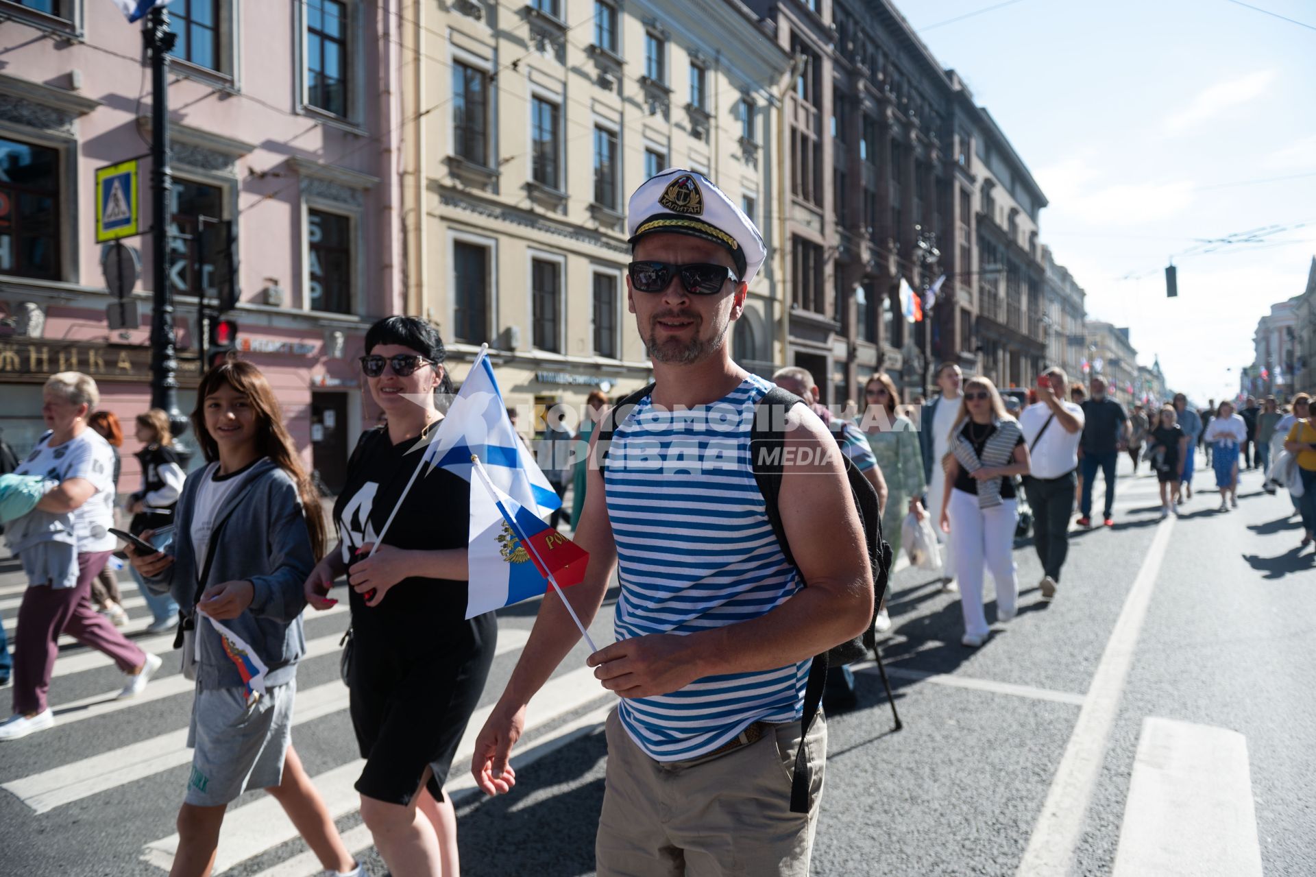 Санкт-Петербург. Люди во время празднования Дня ВМФ РФ.