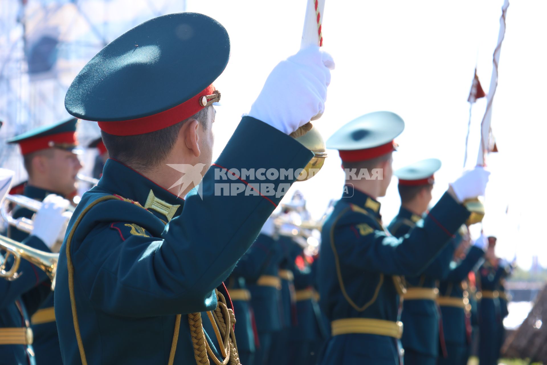 Санкт-Петербург. Военный оркестр на параде, посвященном Дню Военно-морского флота в Кронштадте.
