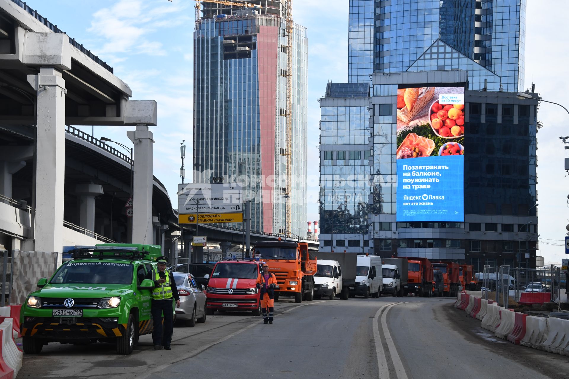 Москва. У поврежденного здания делового центра `Москва-Сити` в результате атаки украинских беспилотников.