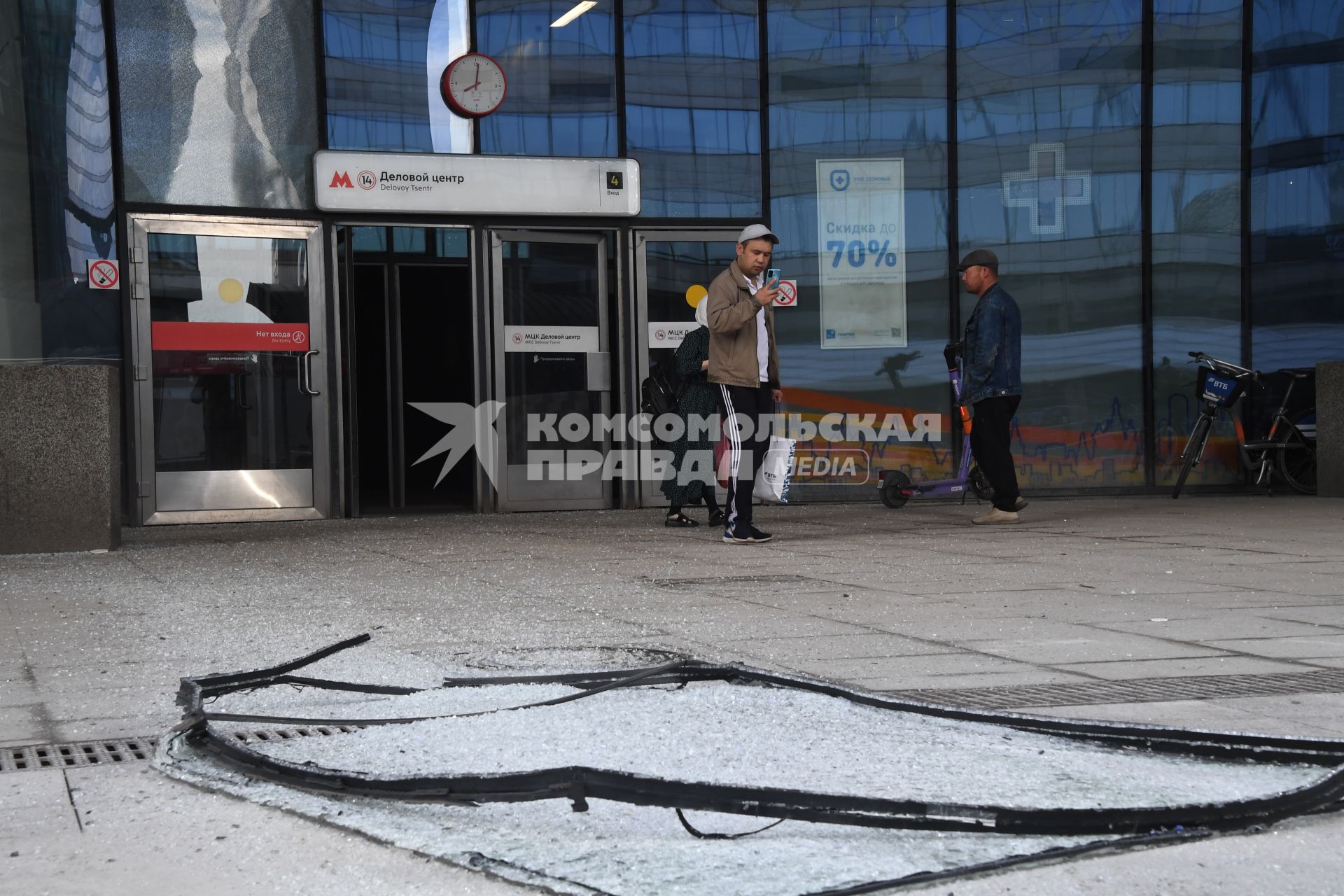Москва. Разбитые стекла выпавшие из здания делового центра `Москва-Сити` в результате атаки украинских беспилотников.